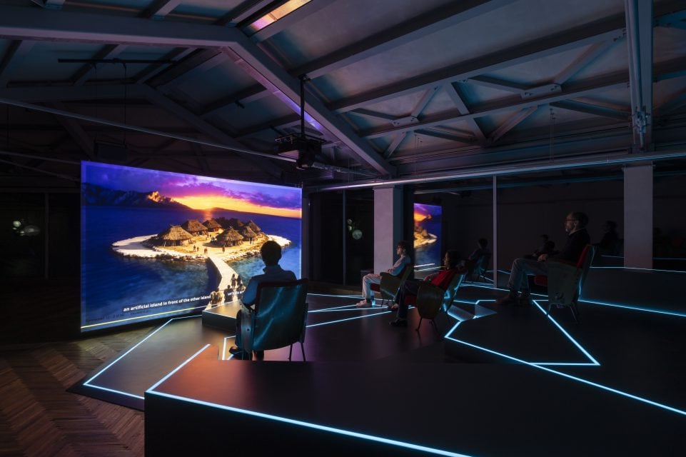 Hito Steyerl, The Island, 2025 (vista de la instalación en Fondazione Prada, Osservatorio de Milán).