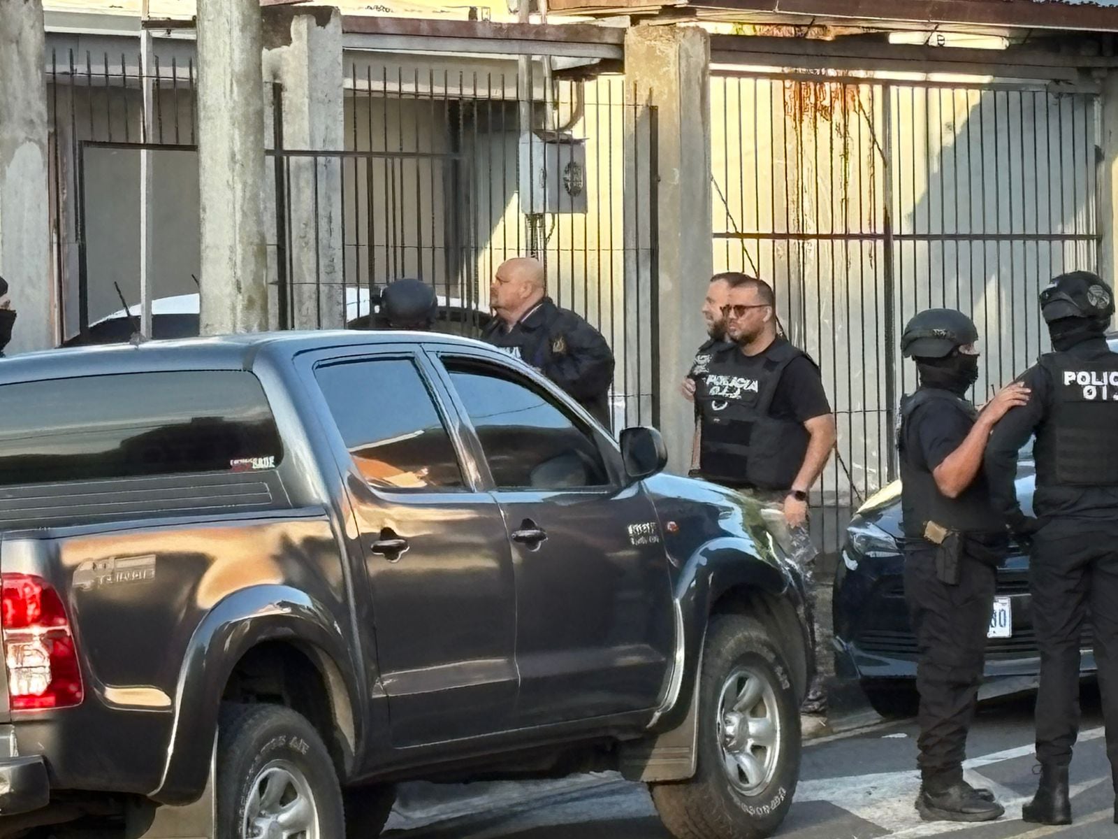 Agentes judiciales este martes OIJ en el allanamiento de varias propiedades en la zona sur y Turrucares de Alajuela como parte de una investigación por tráfico internacional de drogas. Fotografía: