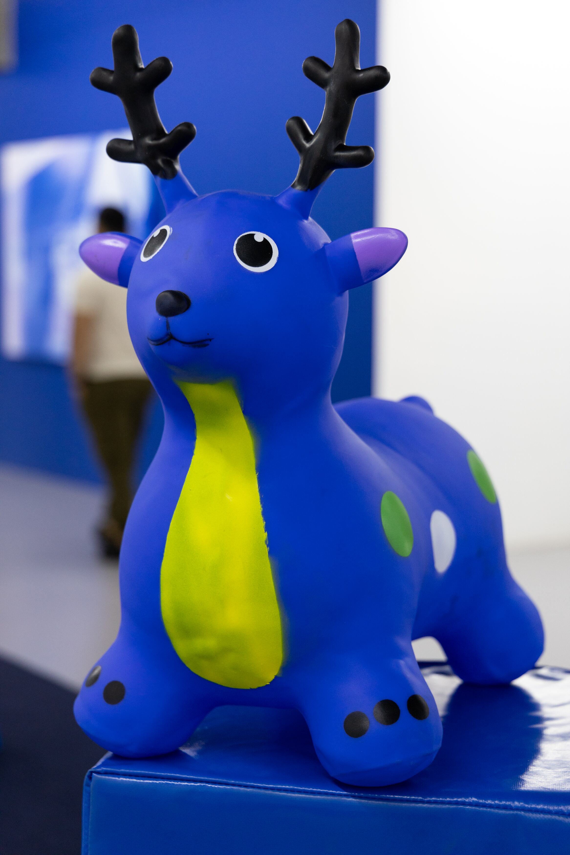 La exhibición de Néstor Fajardo incorpora objetos distintos de las fotos intervenidas.