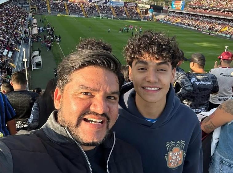 Rudy Corea y su hijo Santiago, en plena "invasión" de la gradería sur del Saprissa en el partido ante Herediano.