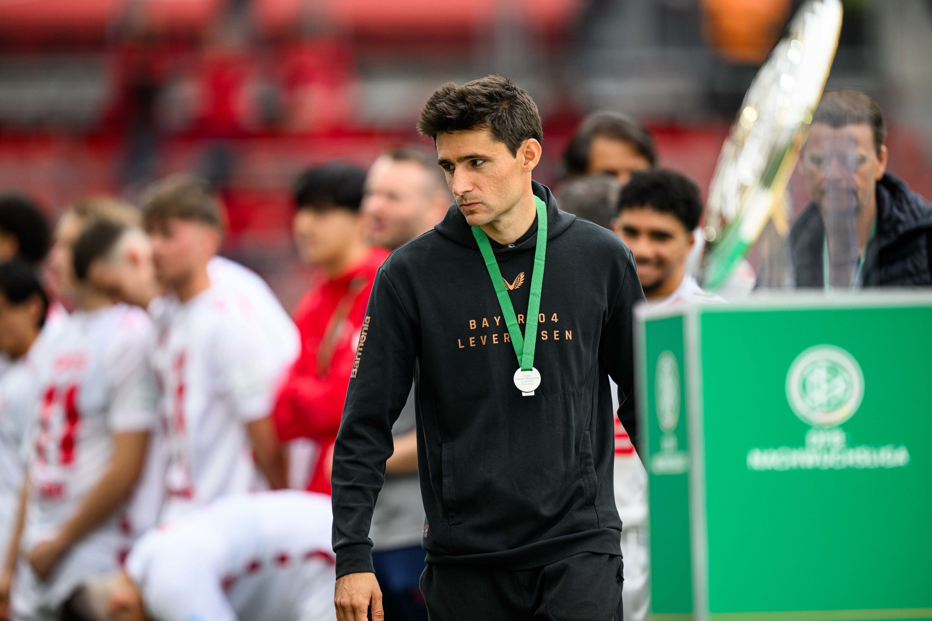 Sergi Runge llegó al Bayer Leverkusen trabajando en liga menor y lo acaban de ascender al primer equipo.