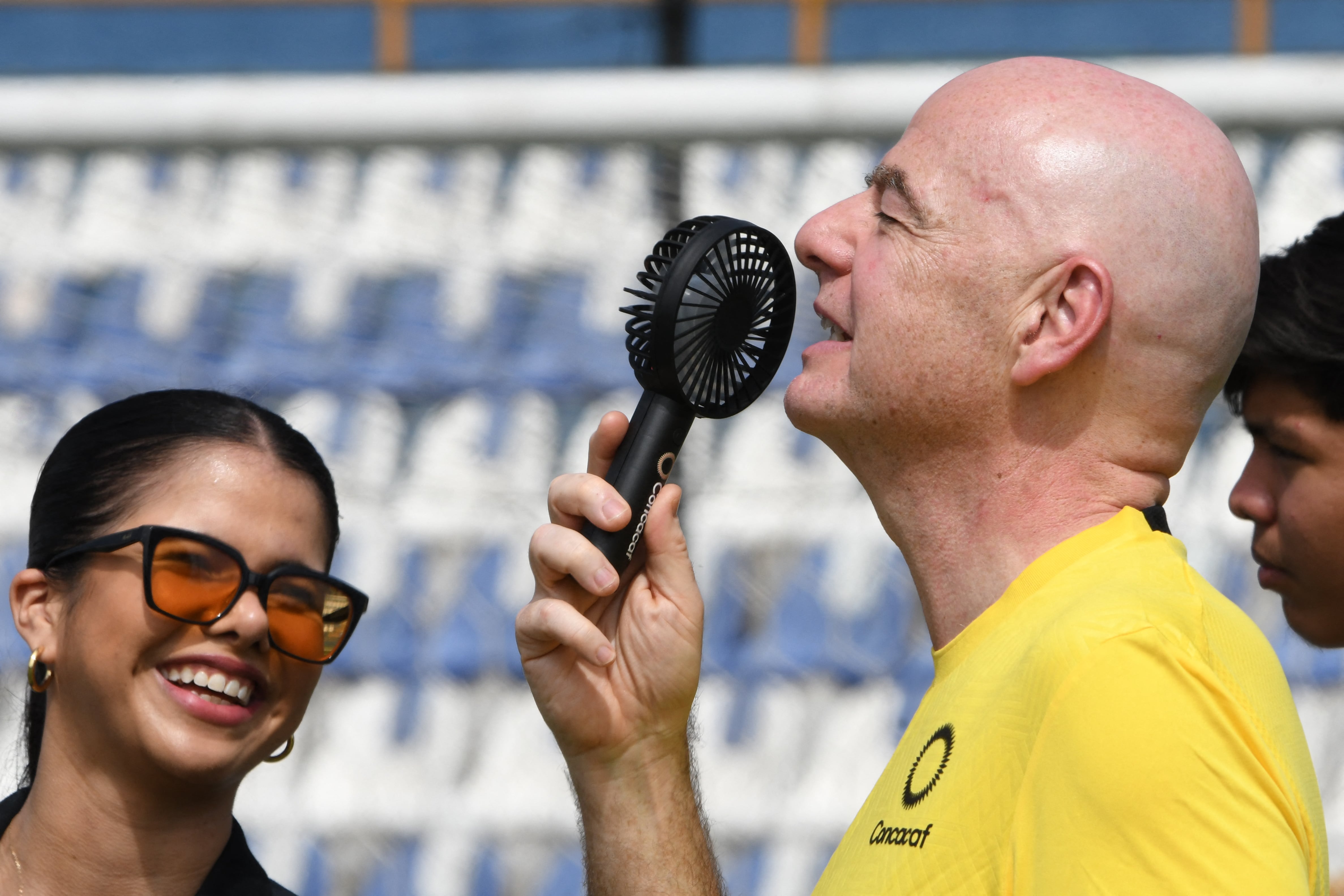 El presidente de FIFA Gianni Infantino tuvo que utilizar este ventilador personal para refrescarse mientras jugaba un partido de fútbol siete en Nicaragua.