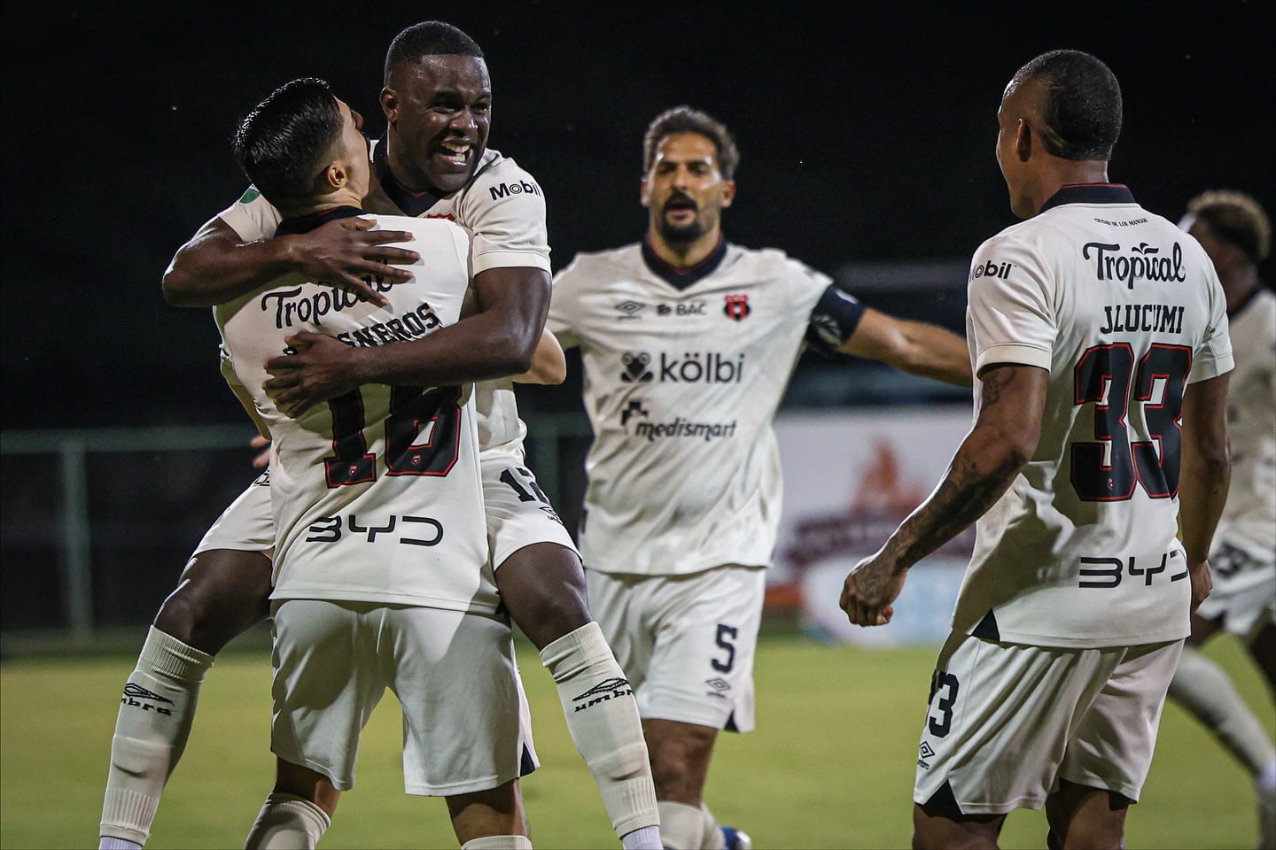Joel Campbell y Ronaldo Cisneros sobresalen con gol y asistencia en el partido entre Liberia y Liga Deportiva Alajuelense.