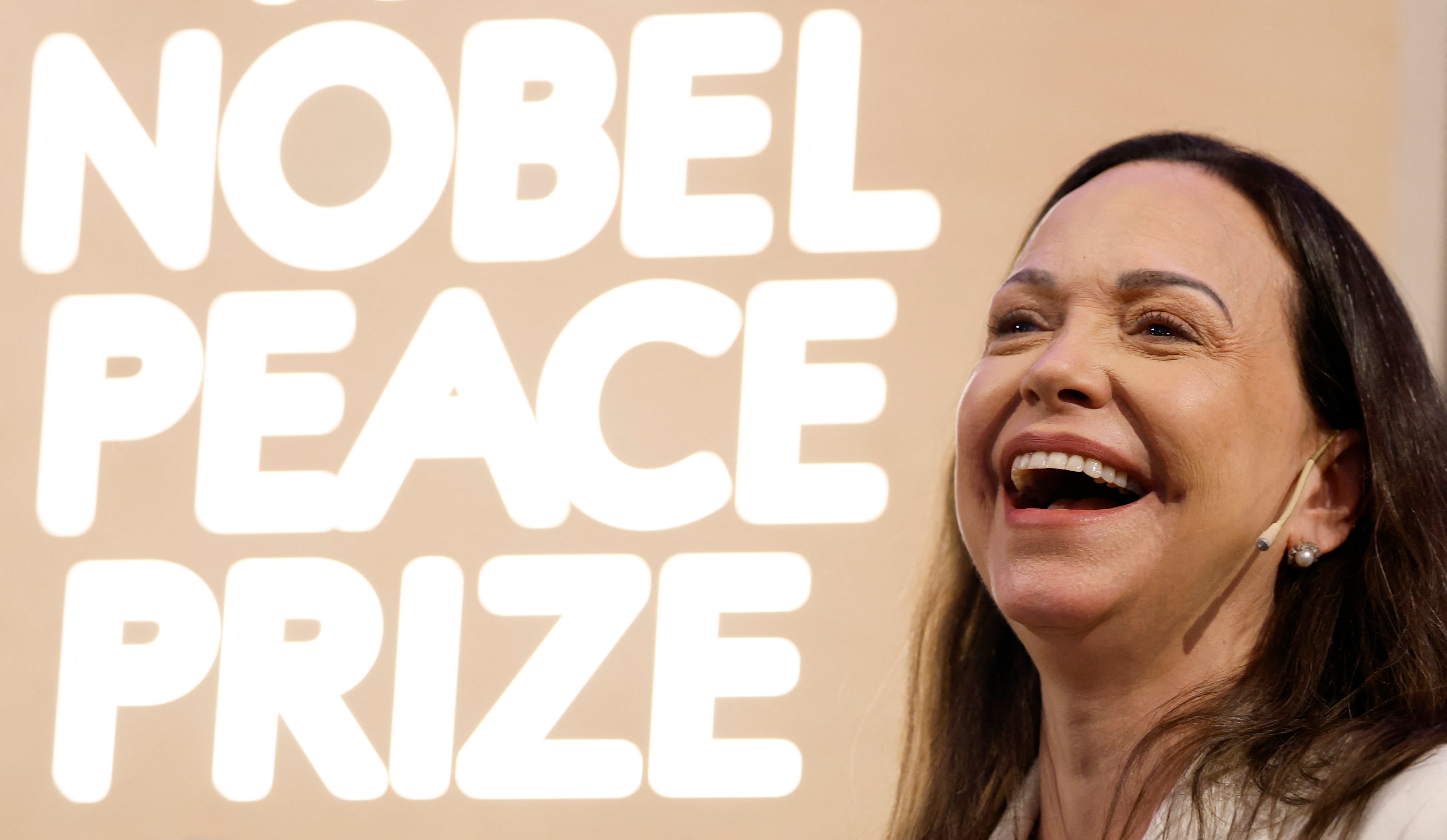 La ganadora del Premio Nobel de la Paz, María Corina Machado, ofrece una conferencia de prensa en el Grand Hotel de Oslo, Noruega, este 11 de diciembre. Fotografía: