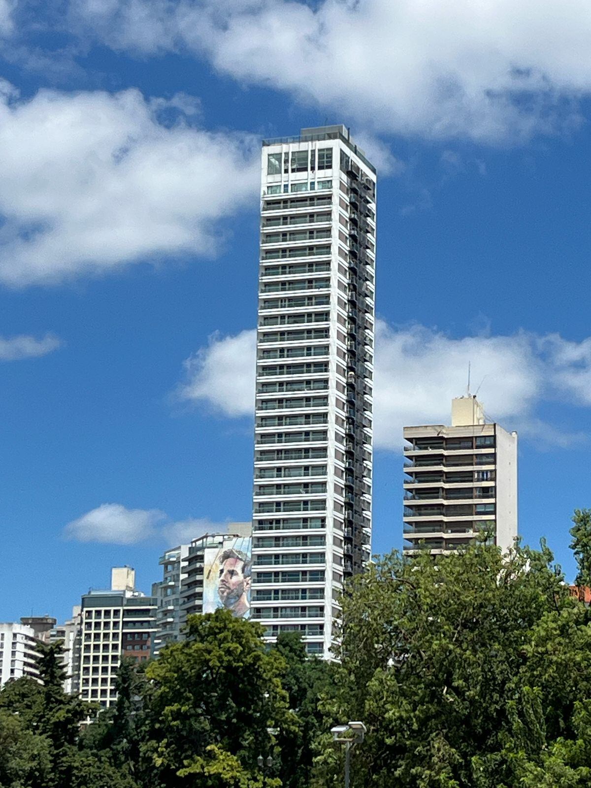 Los murales de Lionel Messi se ven por varios puntos de la ciudad de Rosario, Argentina.