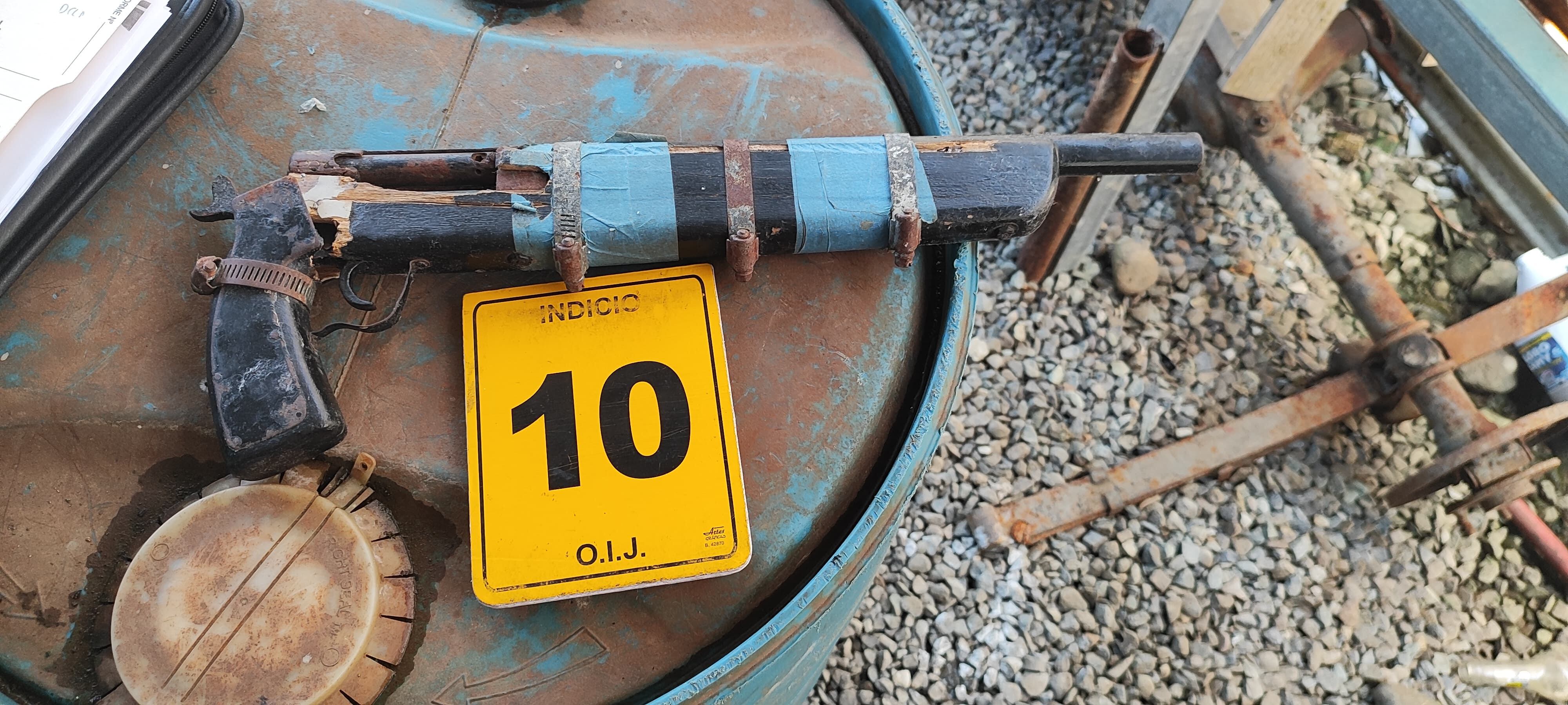 En la imagen un arma decomisada