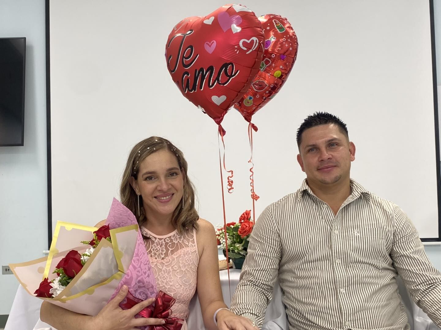 Una mujer internada en el Calderón Guardia se casó en una emotiva ceremonia que su pareja organizó con motivo de su cumpleaños.