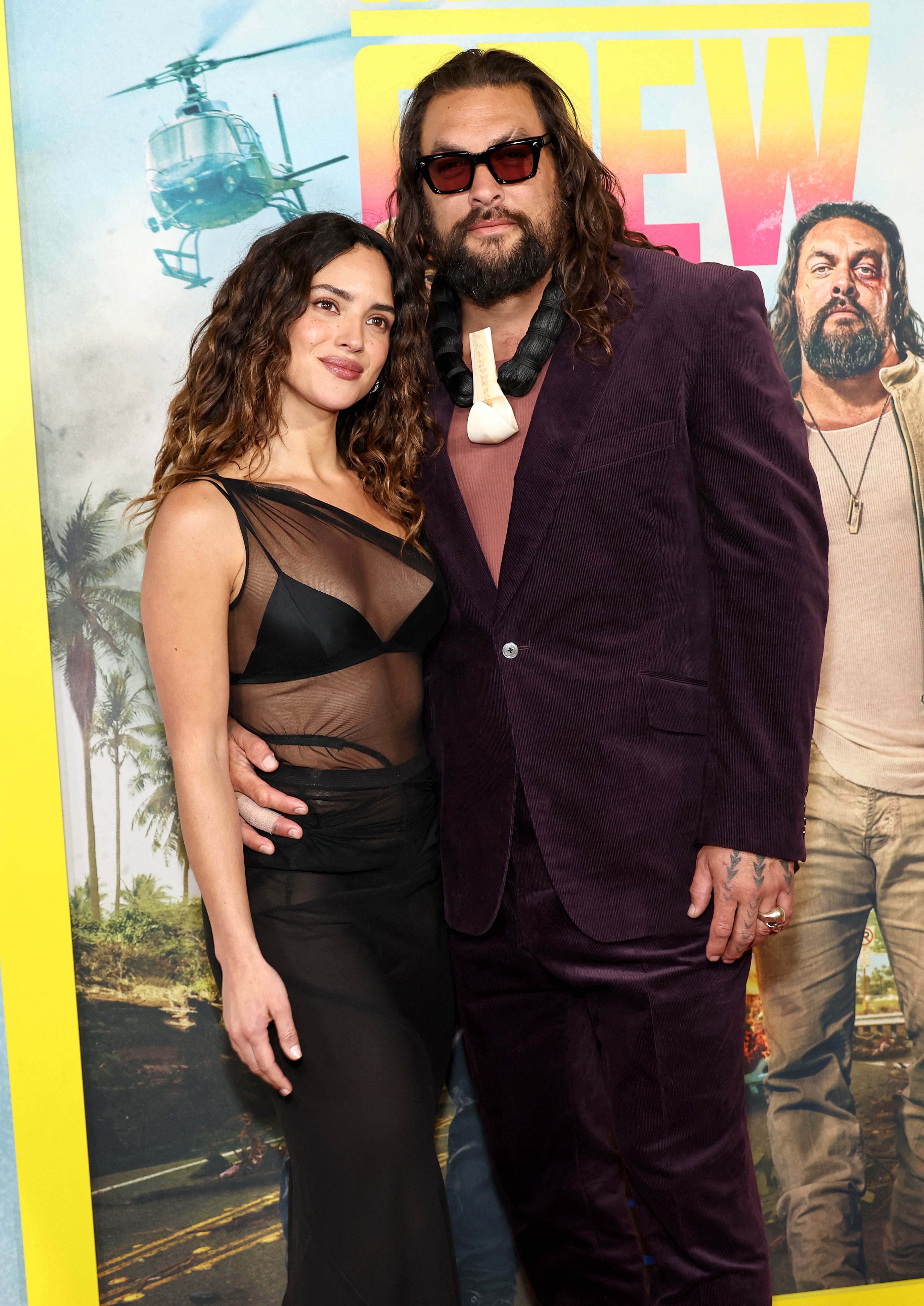 Jason Momoa y Adria Arjona posaron juntos en Nueva York durante la première de 'Dupla peligrosa', en una inusual aparición pública de la pareja.