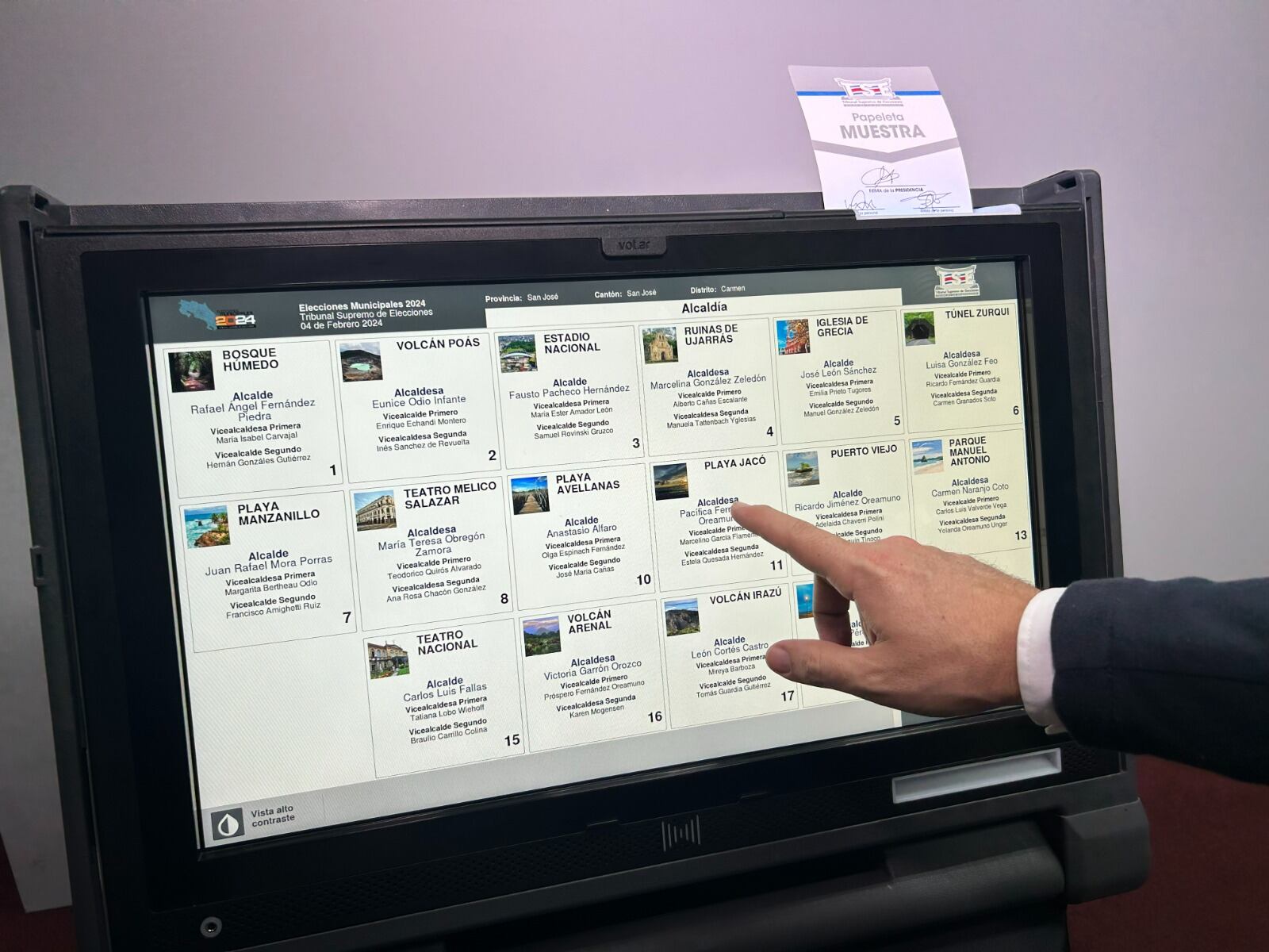El simulador permite a las personas conocer el funcionamiento del sistema de voto electrónico que se implementará en 25 cantones del país. Foto: TSE