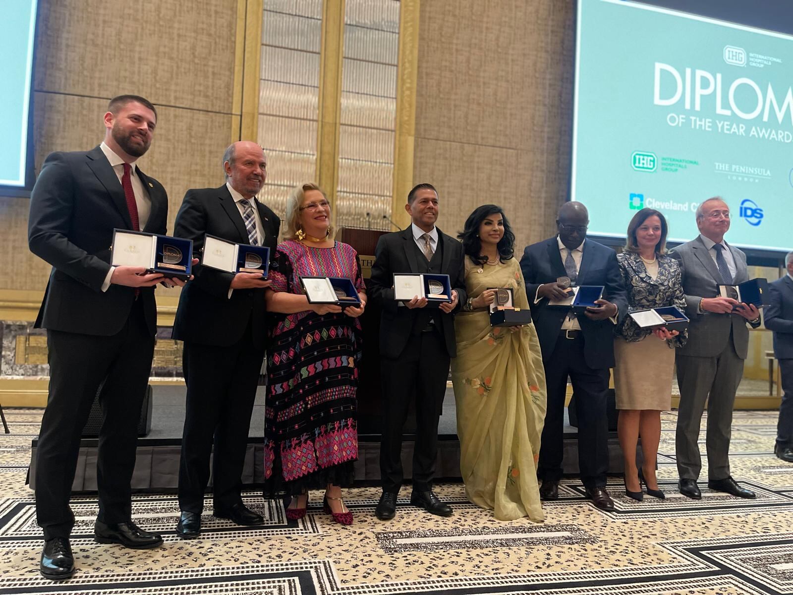 El costarricense Rafael Ortíz (segundo de izq. a der.) fue uno de los 10 embajadores en Londres que fueron galardonados por la revista Diplomat. Foto: Cortesía