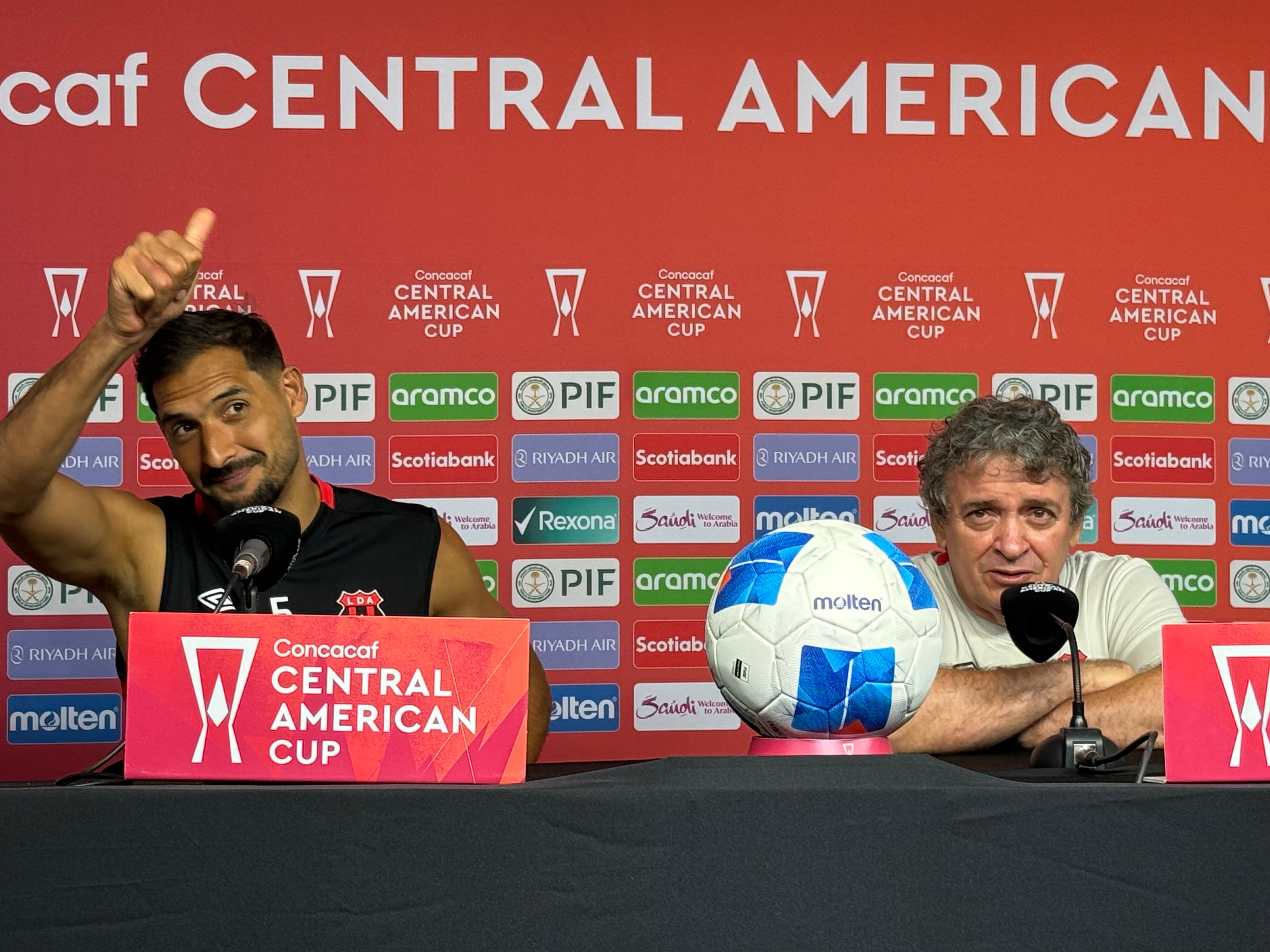 Celso Borges y Óscar Ramírez atendieron a los medios de comunicación un día antes del estreno de Liga Deportiva Alajuelense en la Copa Centroamericana de Concacaf.