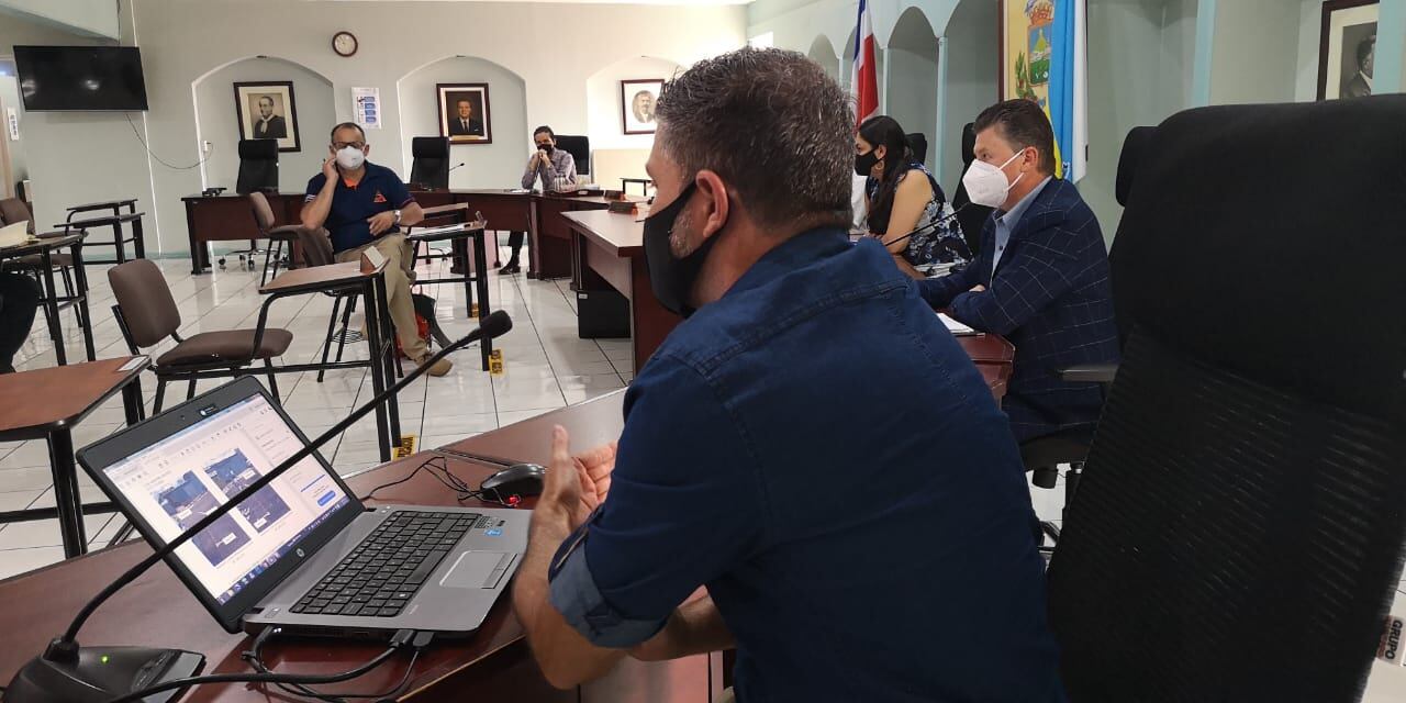 La mañana de este lunes en Desamparados se reunieron personeros del Ministerio deVivienda, el de Salud, la CNE y el municipio y acordaron pedir al gobierno una declaratoria de emergencia. Foto: Cortesía: Natalia Romero.