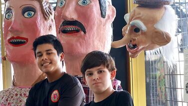 ¡Héroes de la mascarada costarricense! Dos jóvenes de 11 y 13 años pasaron ‘del susto’ a ser el futuro de la tradición tica