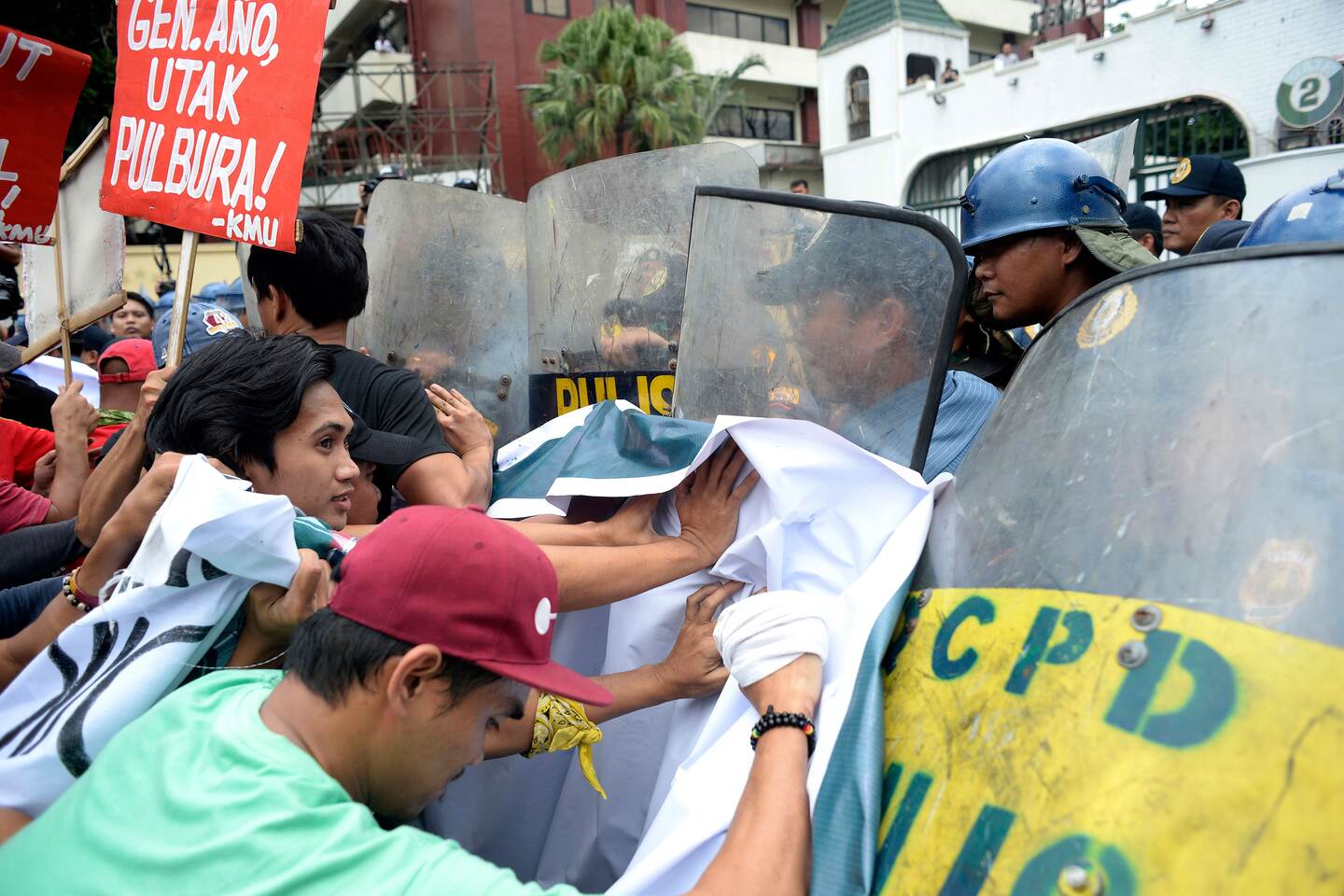 Más de 1.000 personas salieron a las calles de Manila para protestar contra la brutal guerra contra las drogas del presidente de Filipinas, Rodrigo Duterte.
