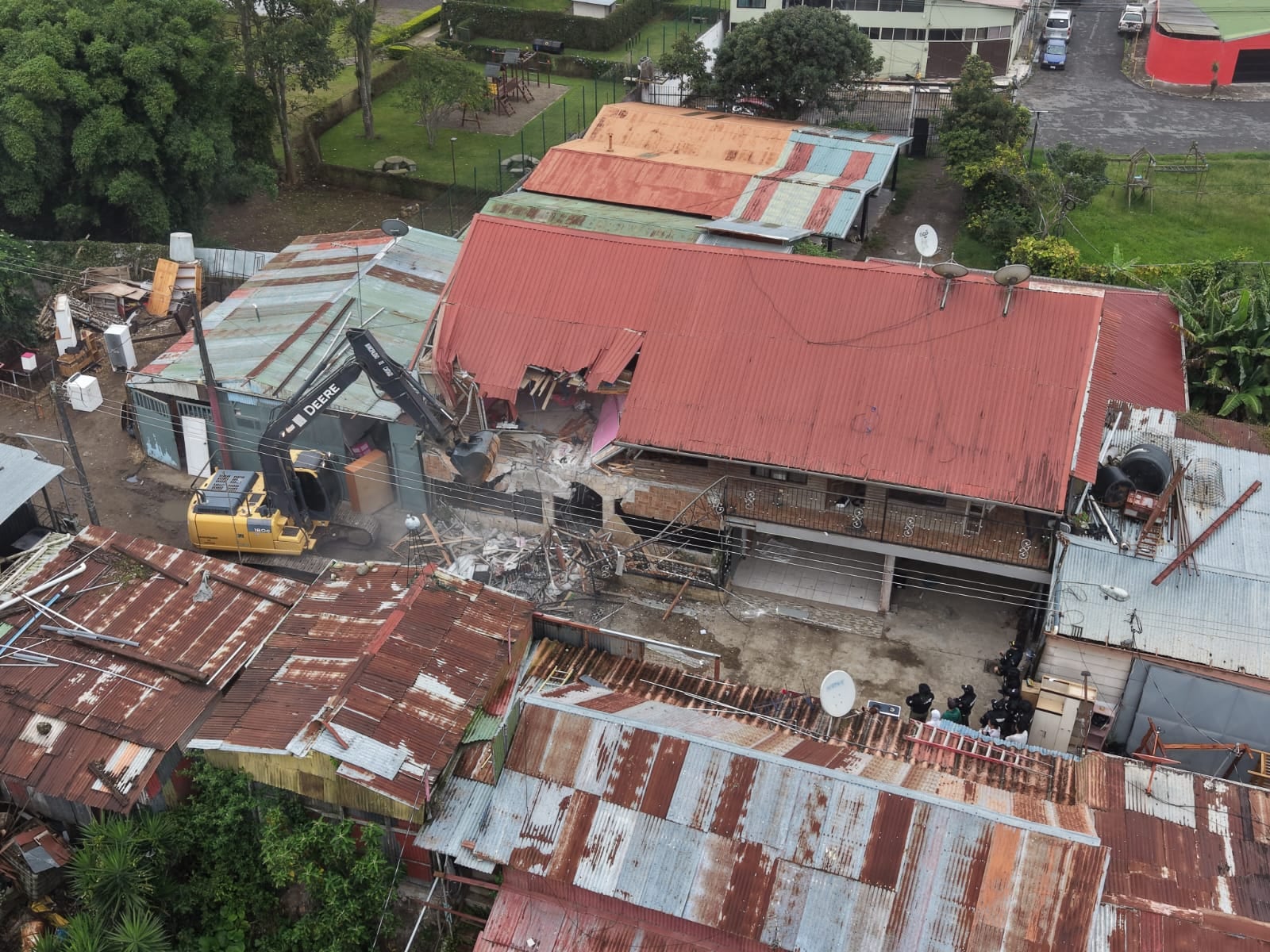 La demolición de la casa que perteneció a alias Picarita, en el Dique La Mora de Cartago, inició a eso de las 10 a. m. En ese sitio fue ubicado en abril anterior, un altar a Jesús Malverde, considerado el santo de los narcos.