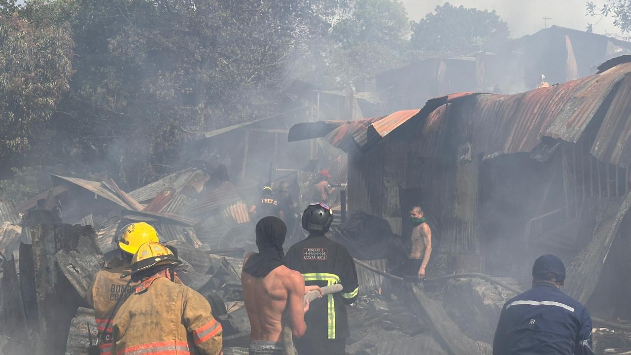 El Cuerpo de Bomberos despachó 9 unidades.