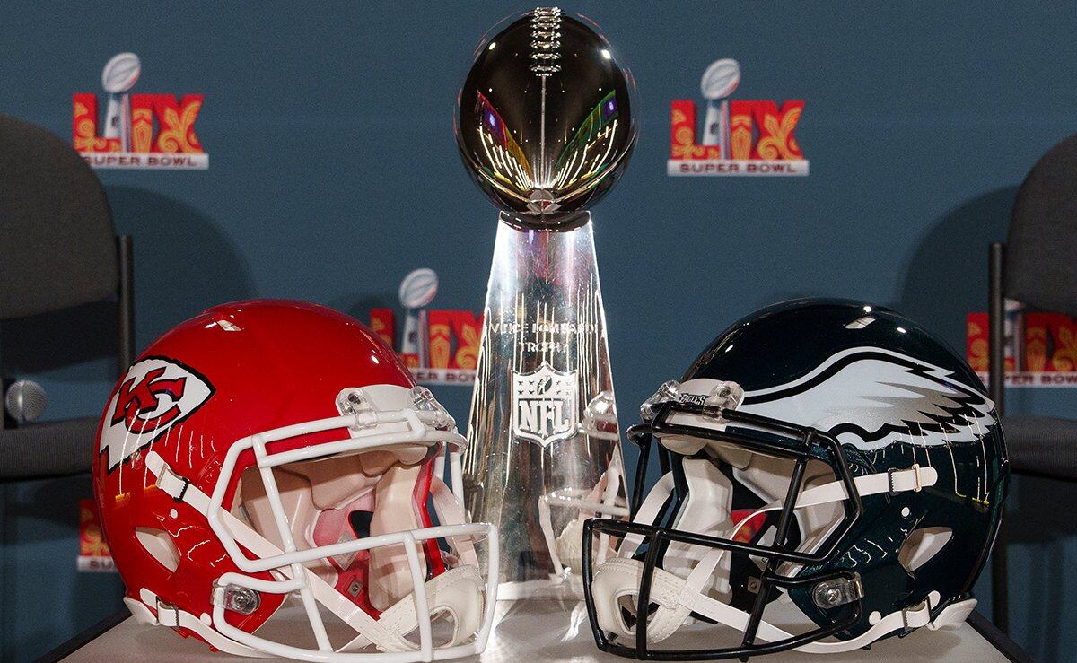 Imagen del trofeo y dos cascos de fútbol americano del Super Bowl 2025.