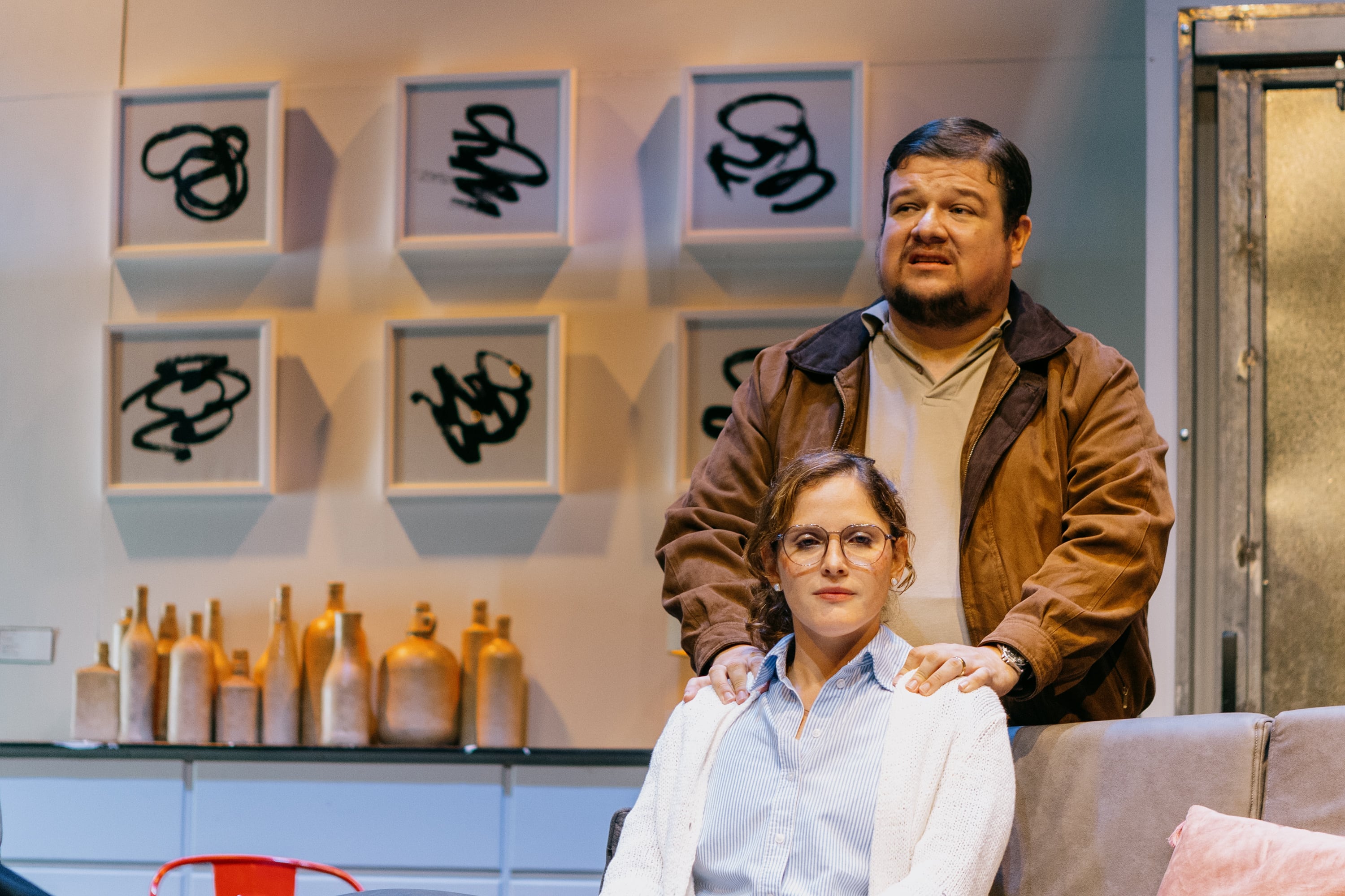 Lo que inicia como una comedia da un giro hacia rincones más oscuros, hasta generar incomodidad en el espectador. Esto es Bajo Terapia, en el Teatro Espressivo.