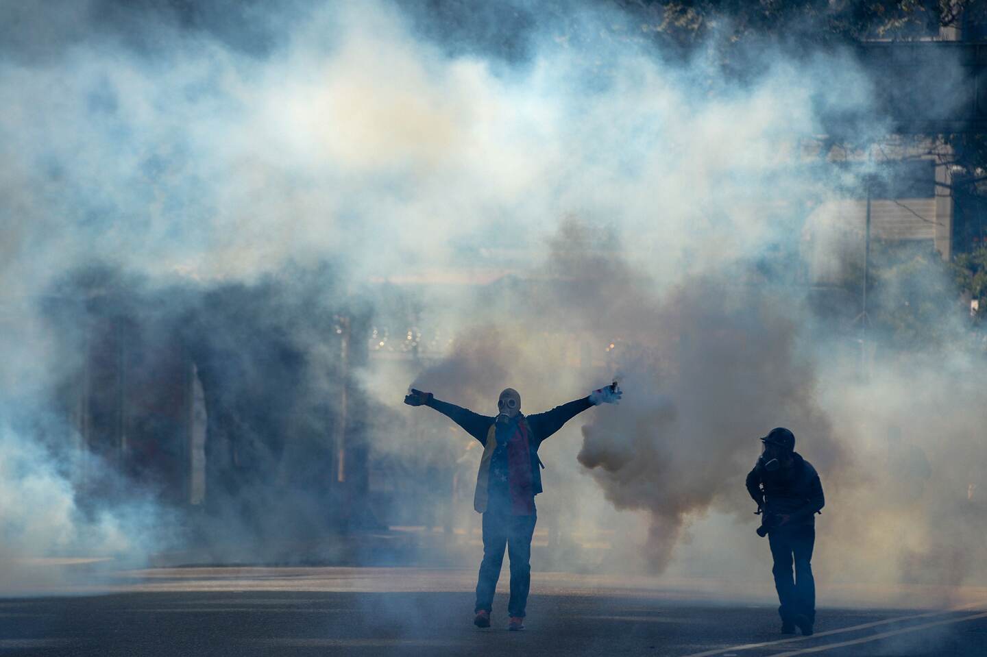 Los policías lanzaron gases contra los manifestantes, en Caracas, cuando se dirigían hacia la Defensoría del Pueblo, entidad que acusan de ser un bastión del chavismo.