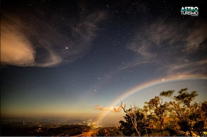 Categoría Panorama Nocturno: Arco de Luna. Fotografia tomada desde Monteverde viendo a la peninsula de Nicoya. Bajo una noche de luna y una leve llovizna se puede ver el arcoiris nocturno. En esta toma se aprecia el arco de luna apuntando a Orion. Unica toma con camara Nikon D850 y un lente Sigma 20mm iso 640 con 6 segundos de exposicion y apertura f 1.8 procesado en Lightroom. Monteverde, Puntarenas, tomada el 4/14/2025.