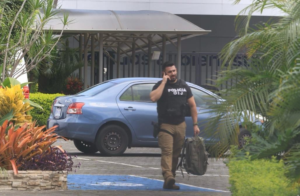 29/05/24. Oficiales del Organismo de Investigación Judicial (OIJ) se hicieron presentes en las oficinas centrales de Coopeservidores como parte de la investigación por supuestas irregularidades en la administración de la Cooperativa.