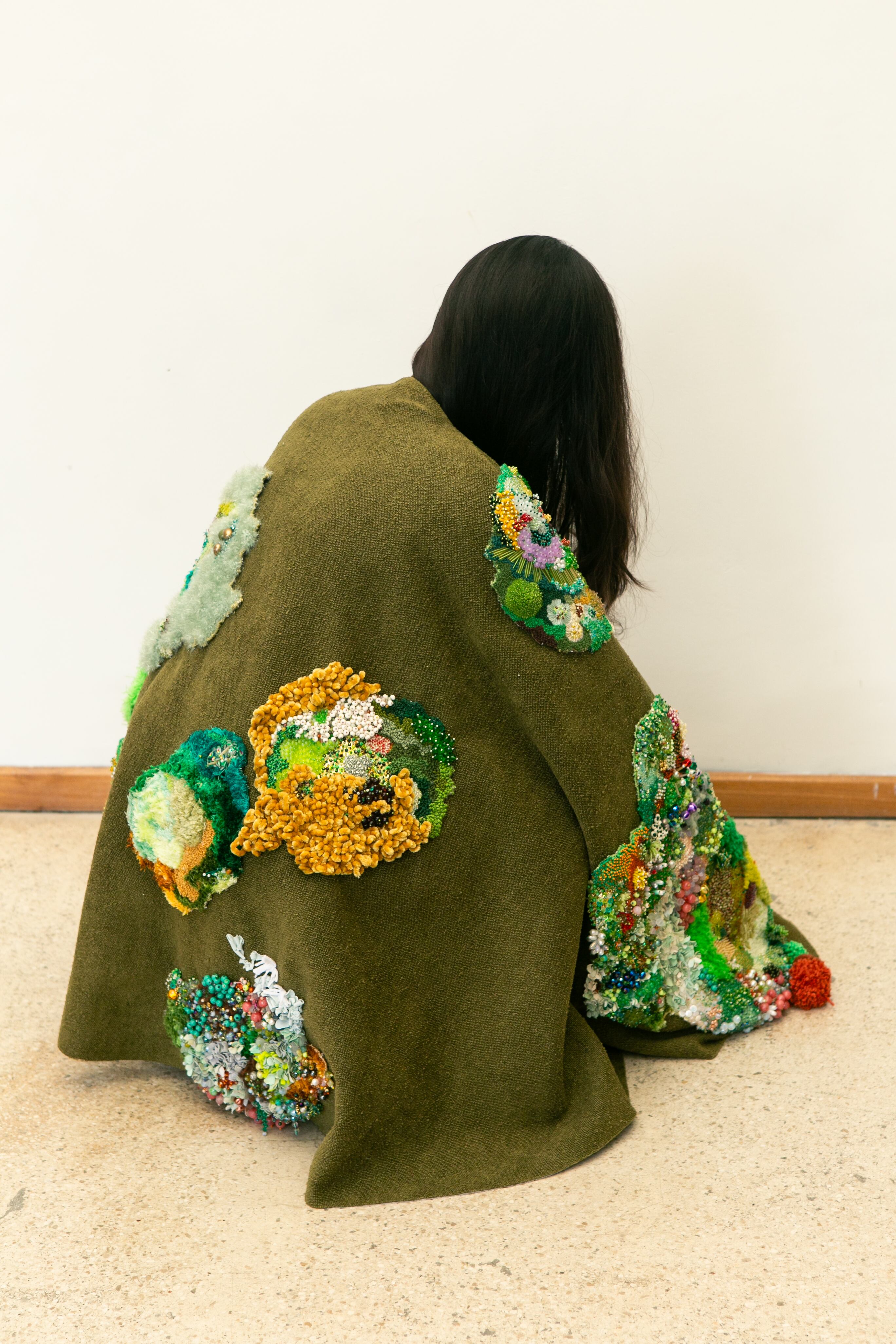 La artista Mimian Hsu en su proceso de trabajo en la casa de arte Satisfactory.