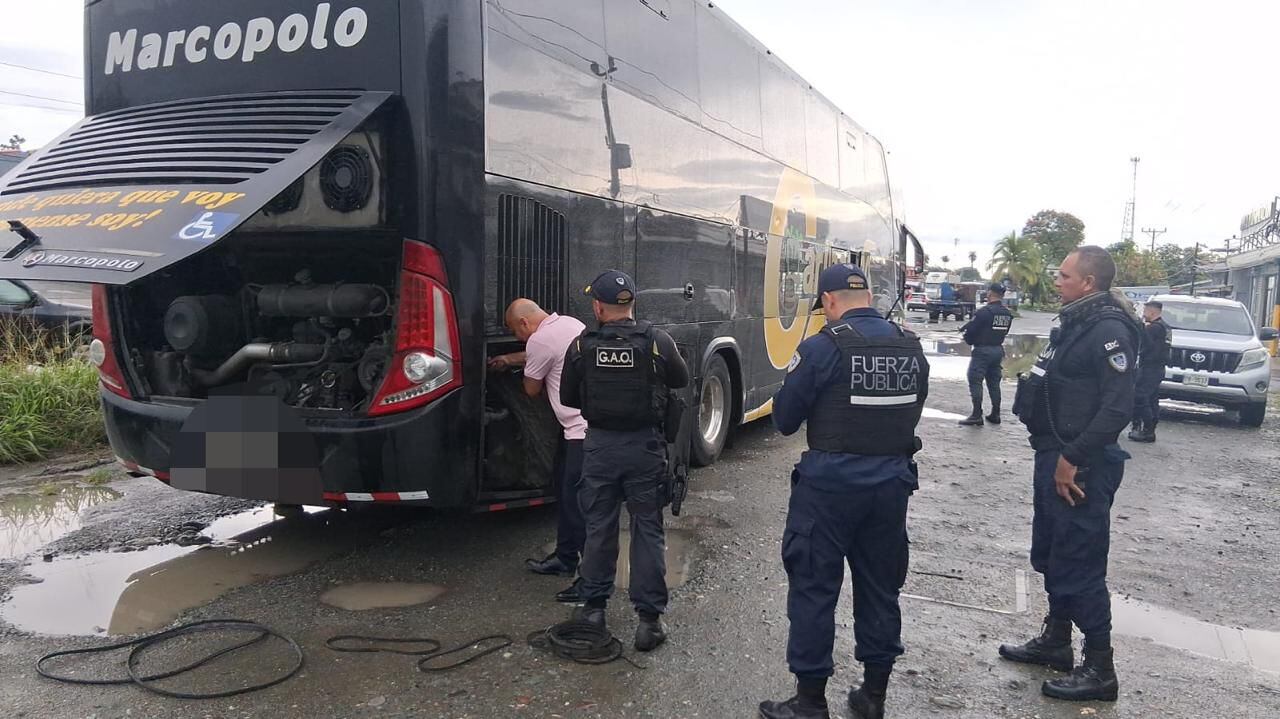 La Policía decomisó 10 armas de guerra en un bus