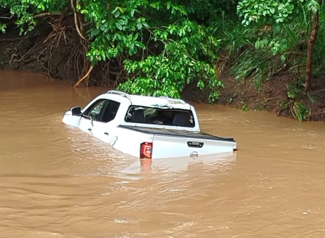 Las corrientes de agua por las lluvias del fin de semana arrastraron este carro en Lepanto y otro cargado de naranjas en Nandayure. Esta semana el paso de ondas reforzará las lluvias. Foto: Cortesía GuanaNoticias.