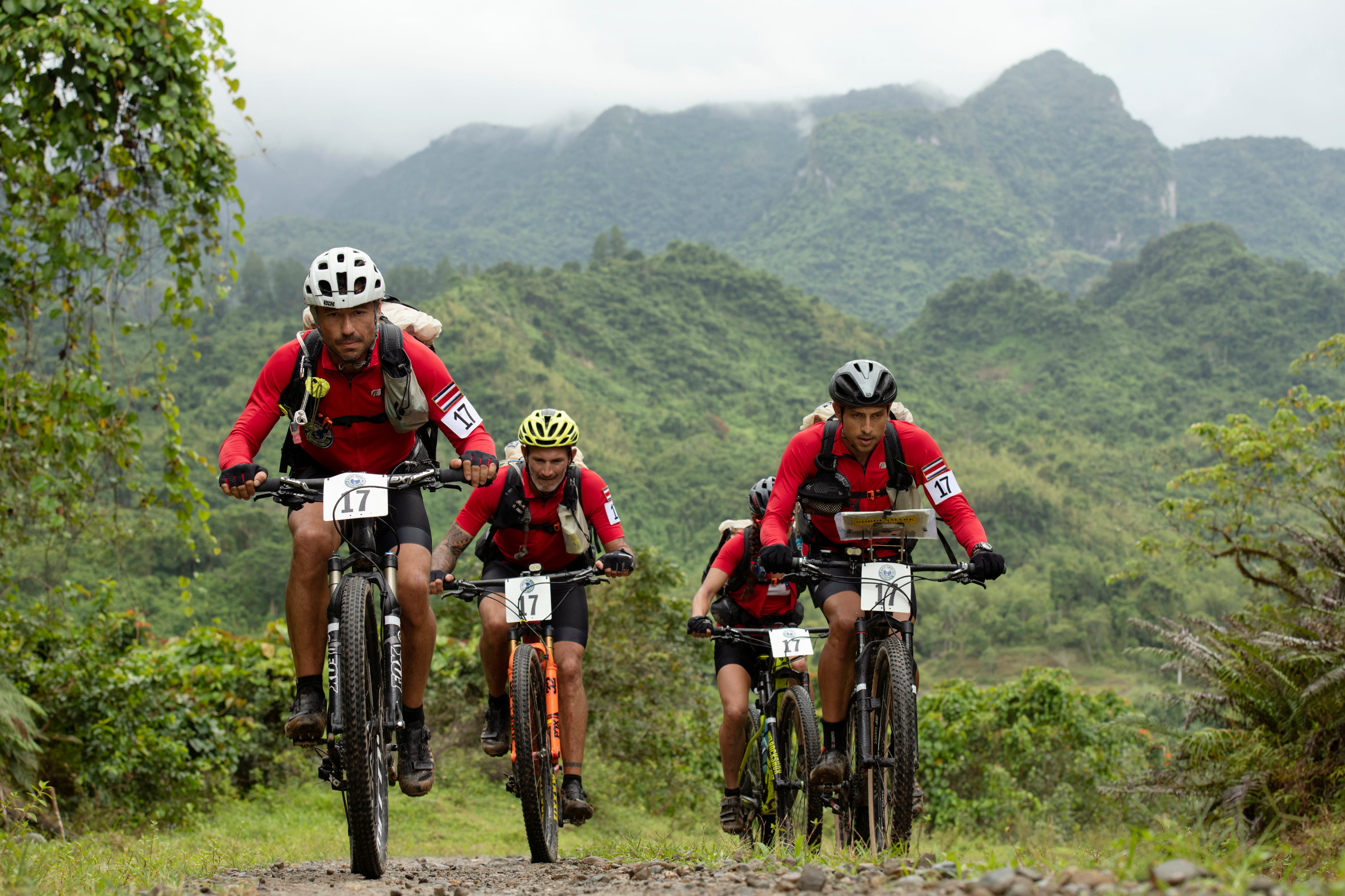 Eduardo Baldioceda, Sergio Sanchez, Gerhard Linner, Veronica Bravo y Eric Cano conforman el equipo tico del Eco-Challenge Fiji. Foto: Bligh Gillies/Amazon.