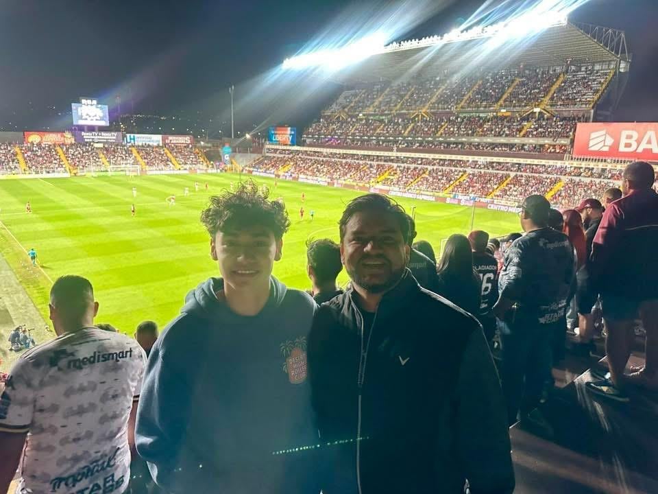 Terminó el partido; Rudy Corea y su hijo Santiago vivieron una gran experiencia pese a estar rodeados de entusiastas aficionados rivales en la gradería sur del Ricardo Saprissa.