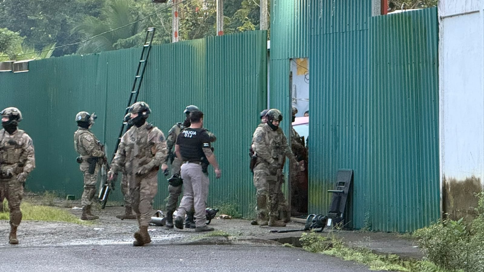 La violencia que golpea a Limón dejó una escena que preocupa especialmente a las autoridades: un adolescente de apenas 15 años se enfrentó con agentes del SERT mientras portaba un fusil AR-15. Foto: OIJ