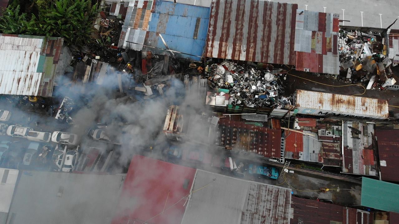 El fuego se extendió por varias casas, talleres mecánicos y una recicladora