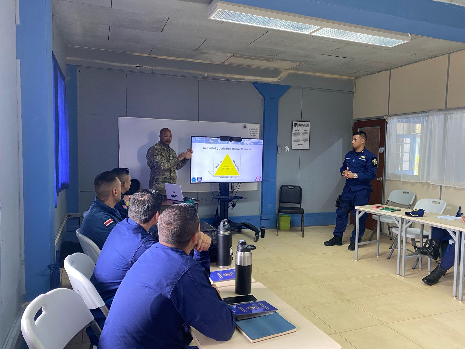 Edson Rodríguez, director de la Academia de Guardacostas desmintió que el edificio estuviera en malas condiciones y aportó imágenes de las salas de capacitación.