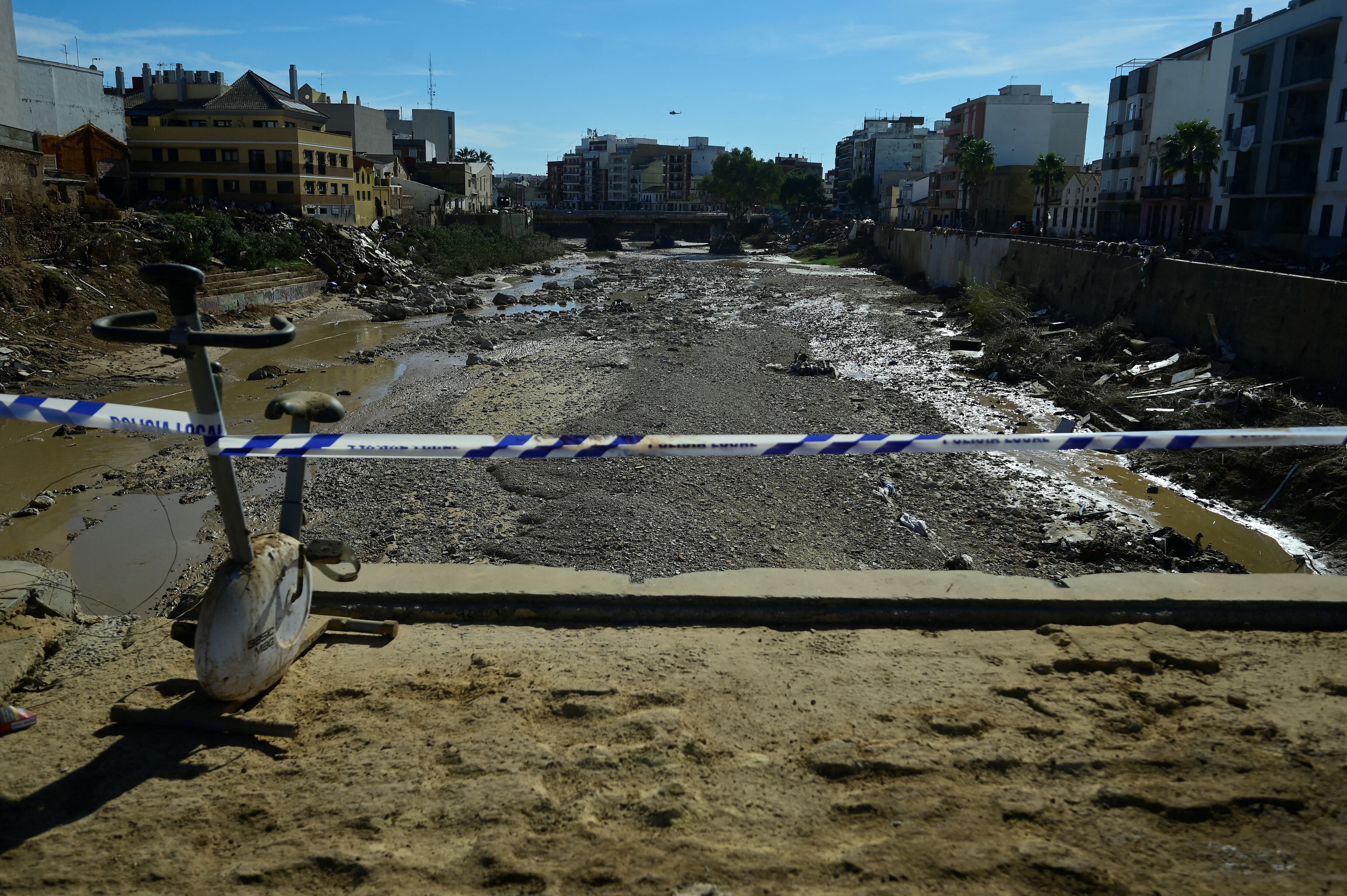 Una imagen tomada el 10 de noviembre muestra una vista del canal de Paiporta, tras las inundaciones mortales en la región de Valencia, en el este de España.