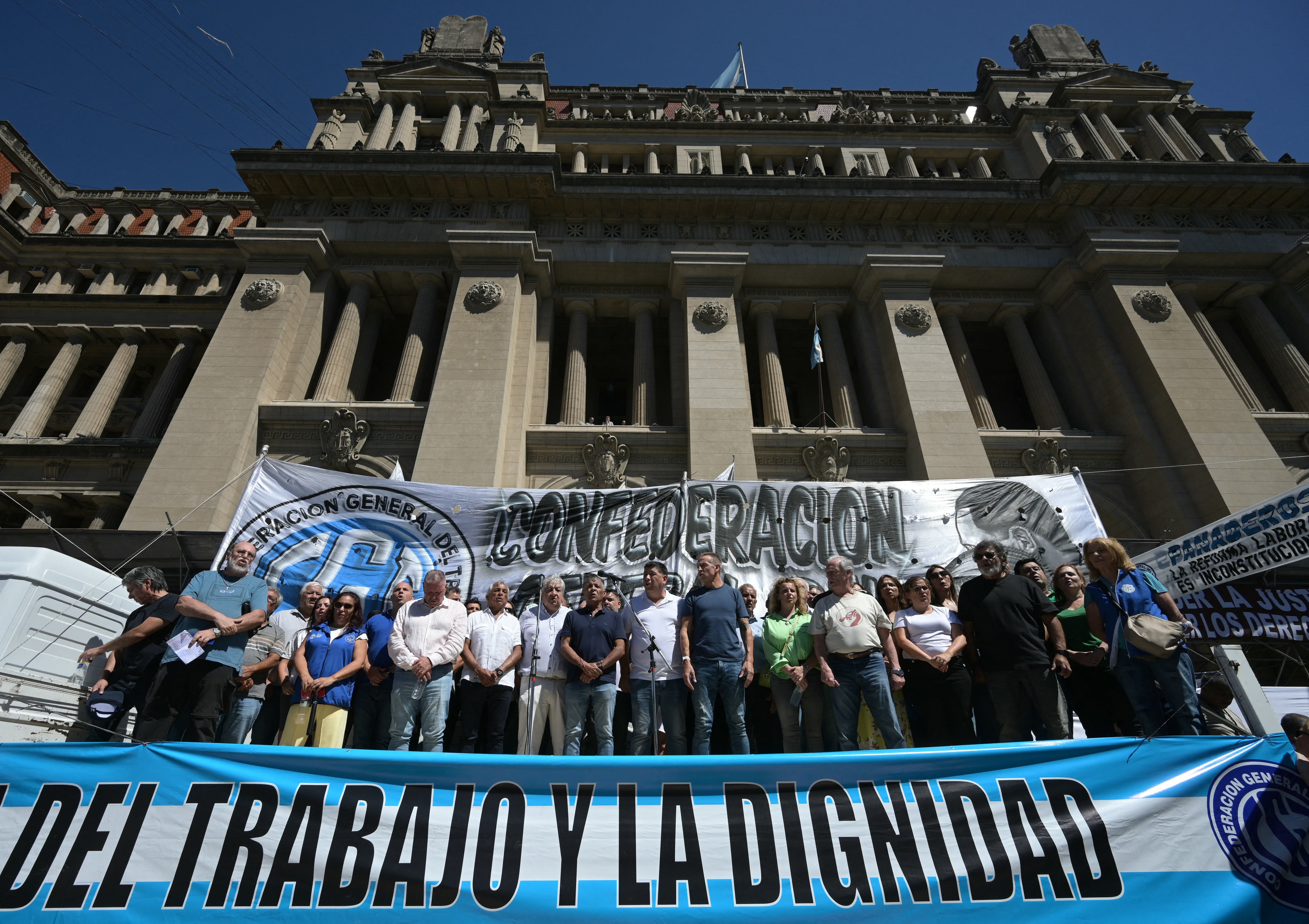 Líderes de la Confederación General del Trabajo (CGT), sindicatos y miembros de los tribunales laborales judiciales asisten a una manifestación para apoyar la acción legal contra la reforma laboral del presidente argentino Javier Milei.