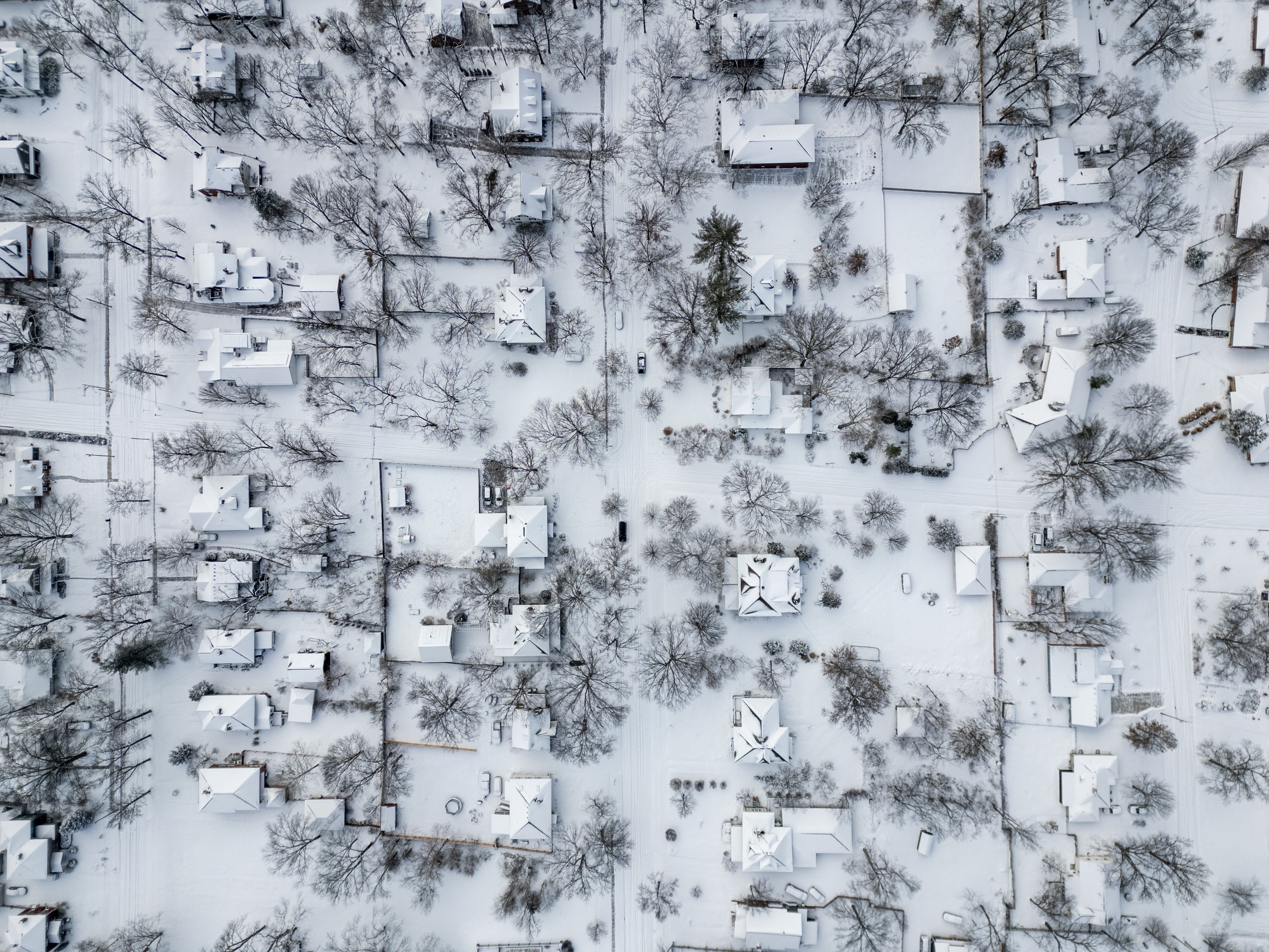 Una foto aérea muestra varios centímetros de nieve fresca cubriendo un barrio residencial este 25 de enero en Columbia, Misuri. Una enorme tormenta invernal el 24 de enero dejó nieve y lluvia helada desde Nuevo México hasta Carolina del Norte mientras azotaba Estados Unidos hacia el noreste. Fotografía: