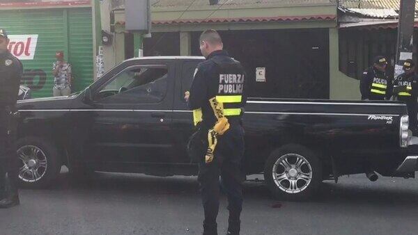 El conductor de este carro fue alcanzado por motorizados y cuando se detuvo porque la luz del semáforo estaba en rojo, le dispararon en varias ocasiones.. El juicio arranca este martes. Foto: Archivo.