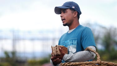 Landon Josué, de 18 años, tiene un empleo informal como vendedor de patí para mantener a sus padres