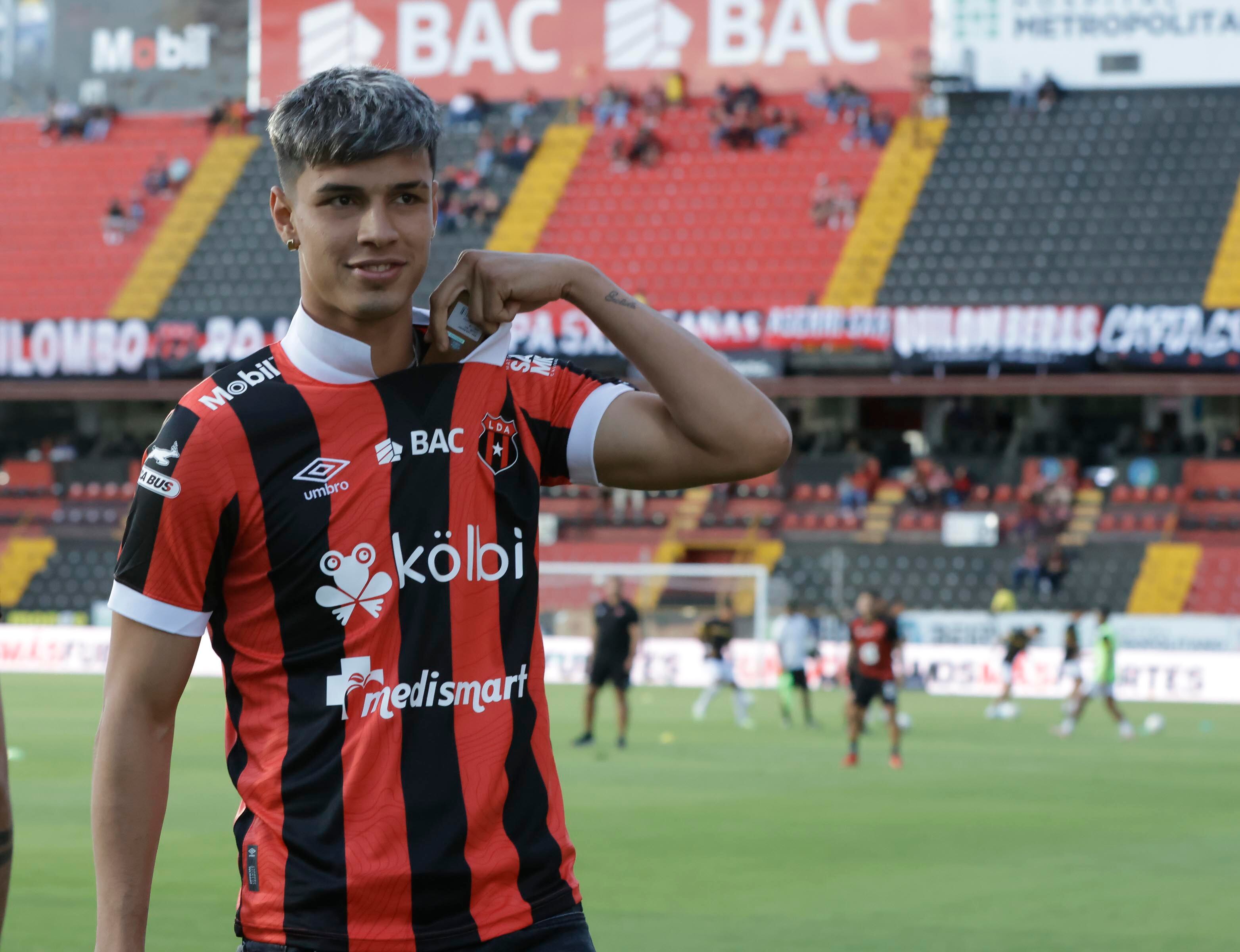 Fernando Lesme ingresó por primera vez a la cancha del Estadio Alejandro Morera Soto vestido con la camisa de Alajuelense tras su presentación oficial y el liguismo le aplaudió.