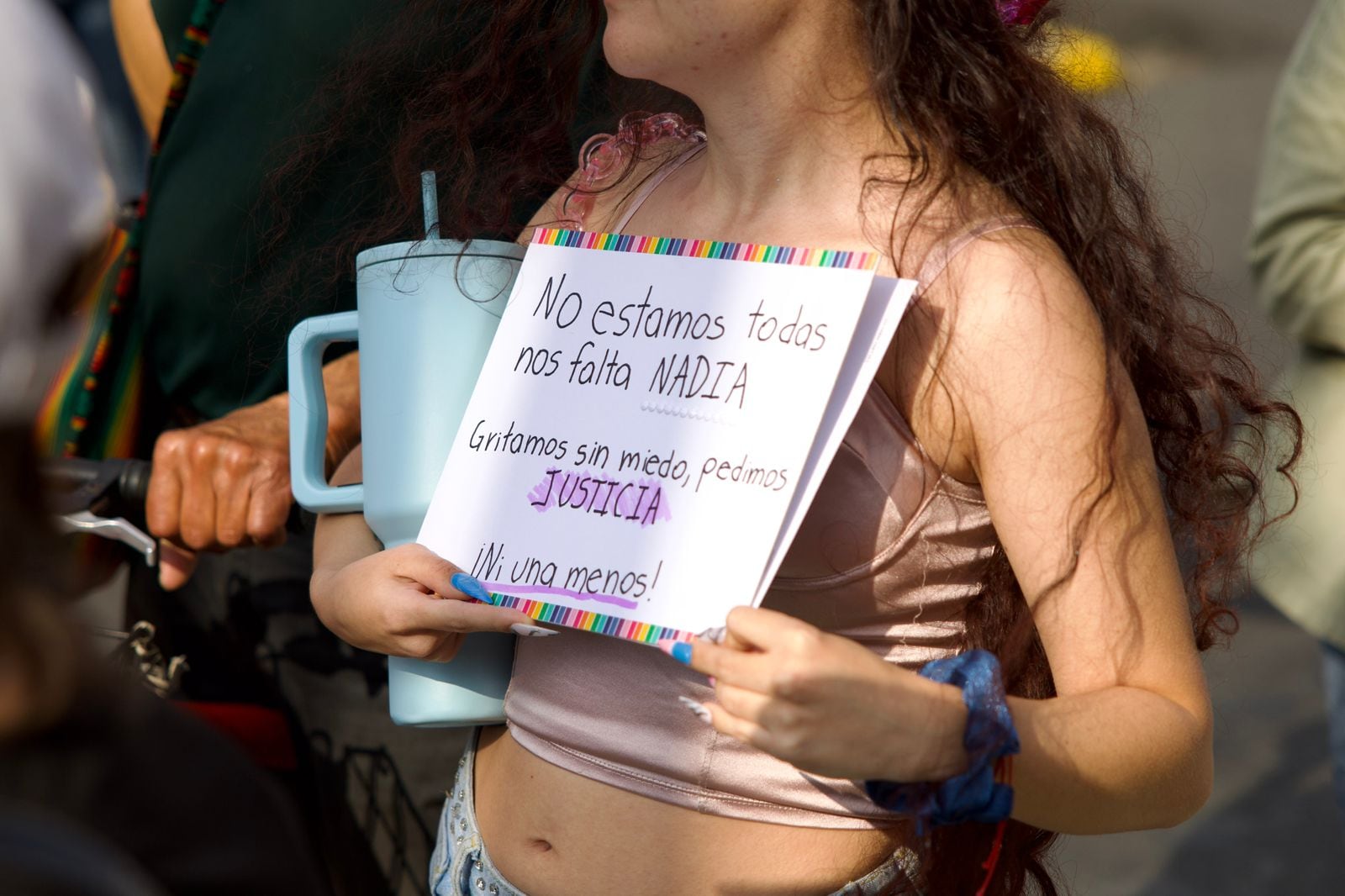 Grupos feministas se manifestaron a las afueras de los Tribunales de Heredia durante el juicio por el feminicidio de Nadia Peraza.