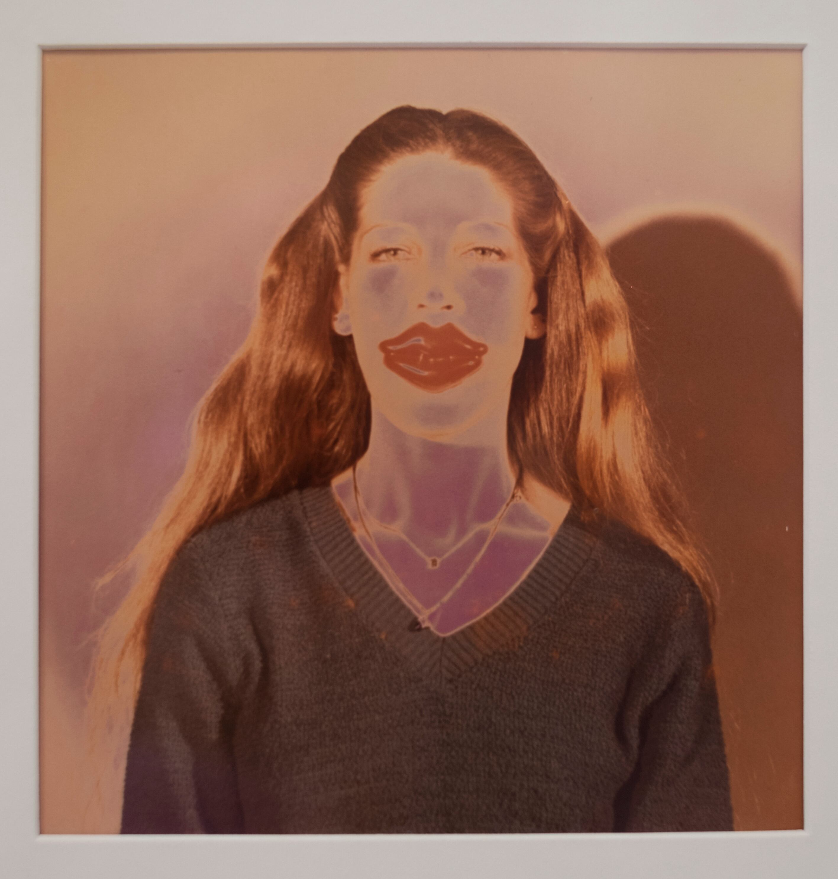 Autorretrato, Fotografía cromogénica solarizada, 1982.
La artista experimenta y desarrollo un procedimiento original de solarización en color. El uso que le da a la técnica se puede interpretar como medida del sentimiento.