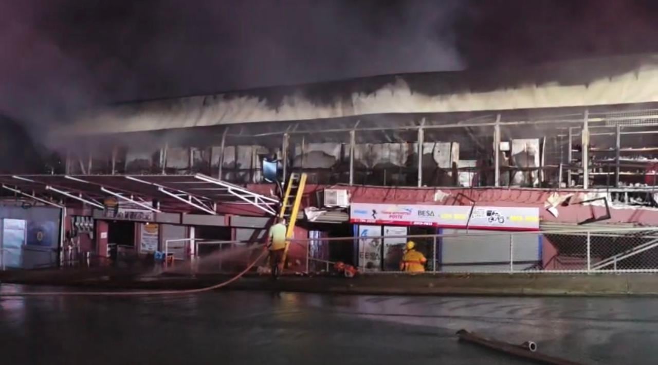 Un incendio consumió la totalidad de un supermercado en Santa Rosa de Pocosol.