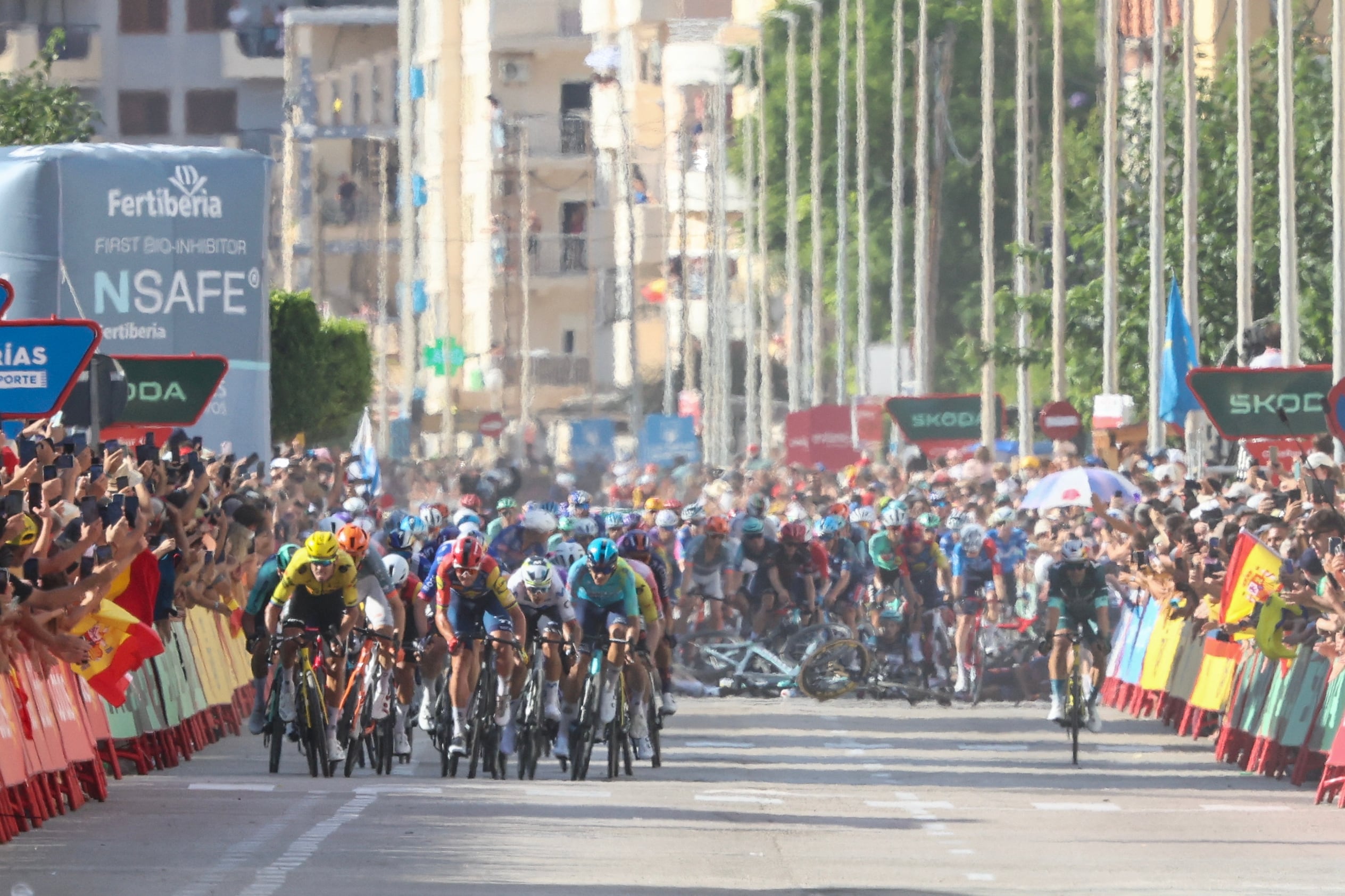 La octava etapa de la Vuelta a España estuvo muy accidentada; además del incidente de Tadej Pogacar, en el sprint final se presentó esta otra caída masiva.