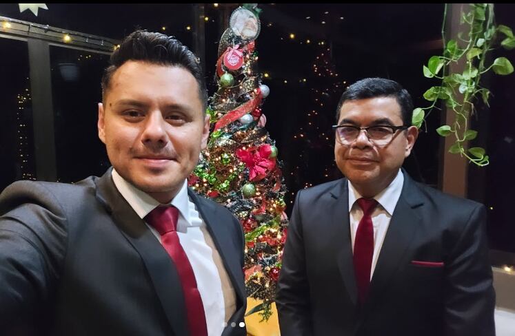 Los periodistas y pareja Johnny López y Marcelo Castro.