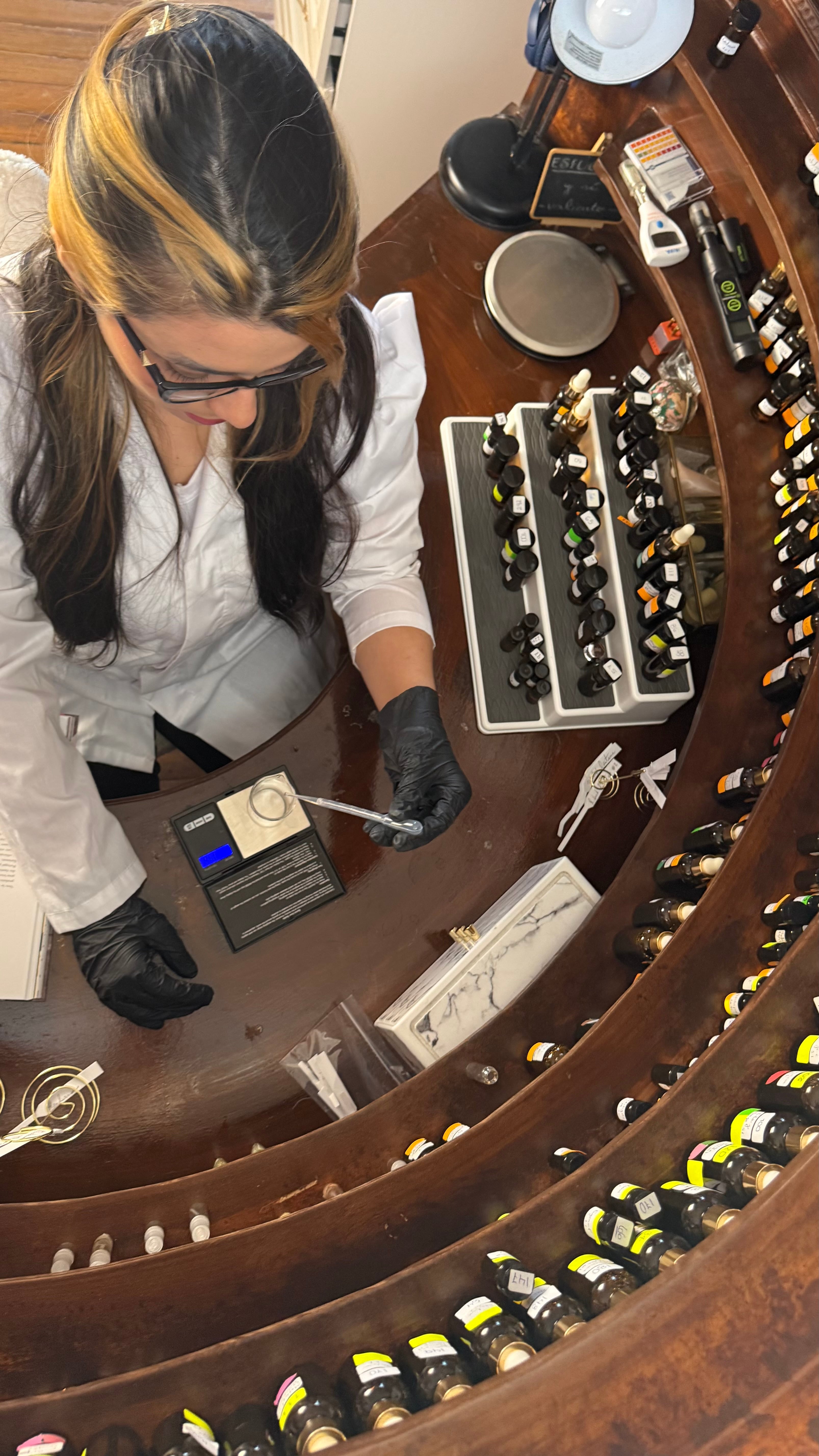 Perfumista costarricense Thamara Picado elabora fragancias personalizadas en su laboratorio de perfumería de autor en Costa Rica.