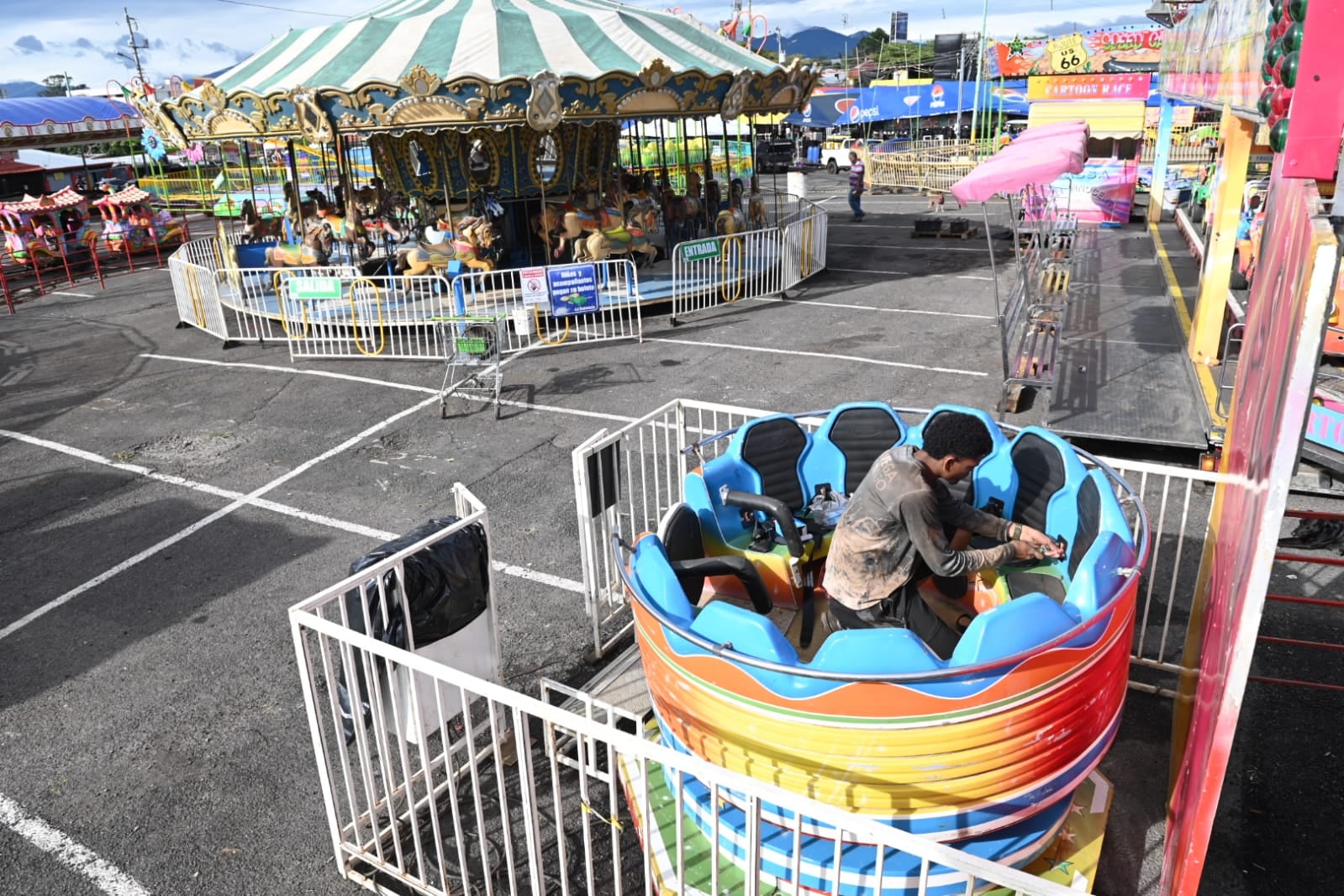 Un trabajador instala un juego mecánico.