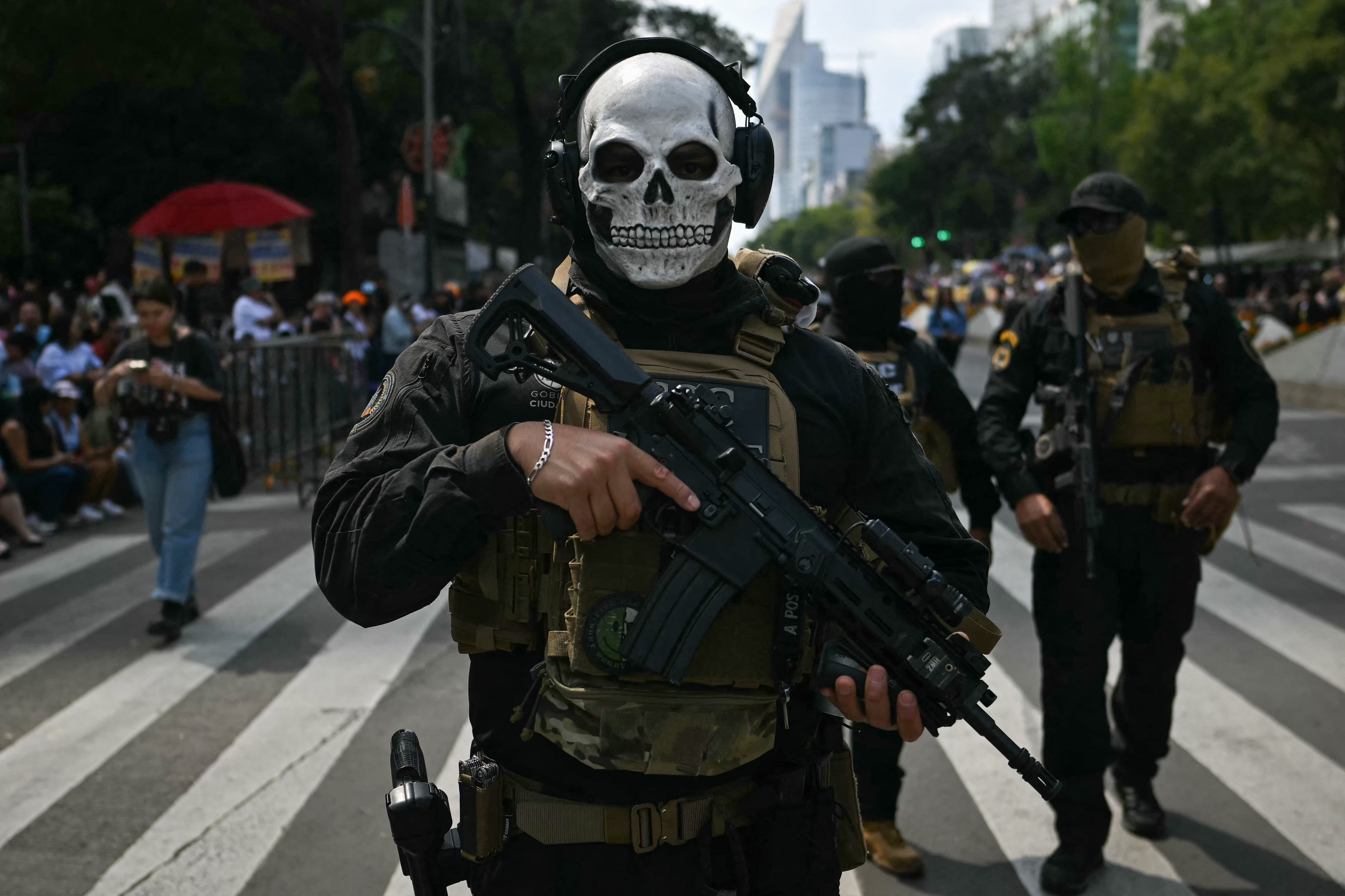 Un miembro de la Unidad Metropolitana de Operaciones Especiales (UMOE) lleva una máscara de calavera antes del Gran Desfile que conmemora el Día de Muertos en la Ciudad de México, el 1 de noviembre de 2025.