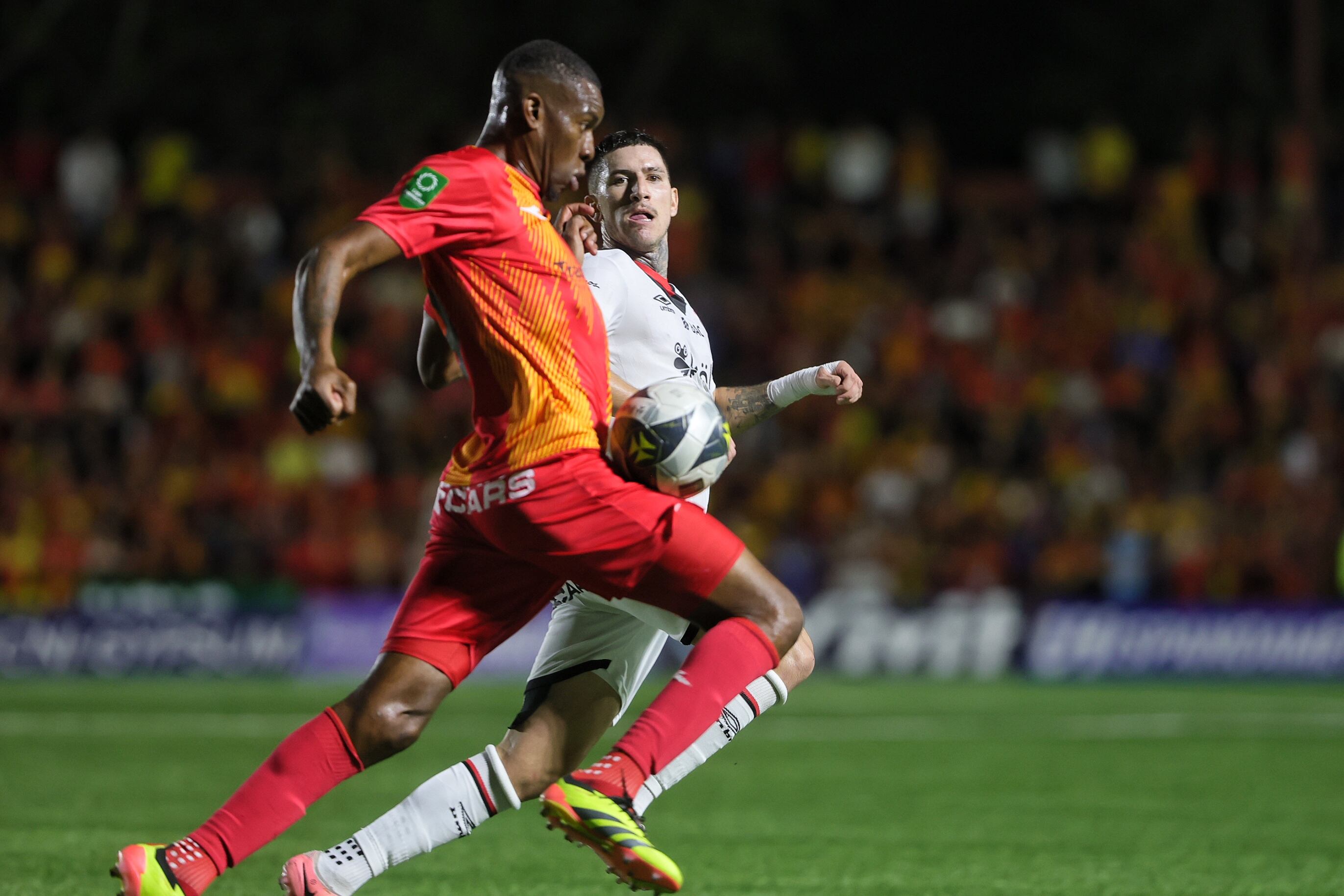 22/12/2024 / Juego entre Herediano vs Liga Deportiva Alajuelense por el partido de ida de la gran final del torneo Apertura de la Liga Promerica / foto John Durán