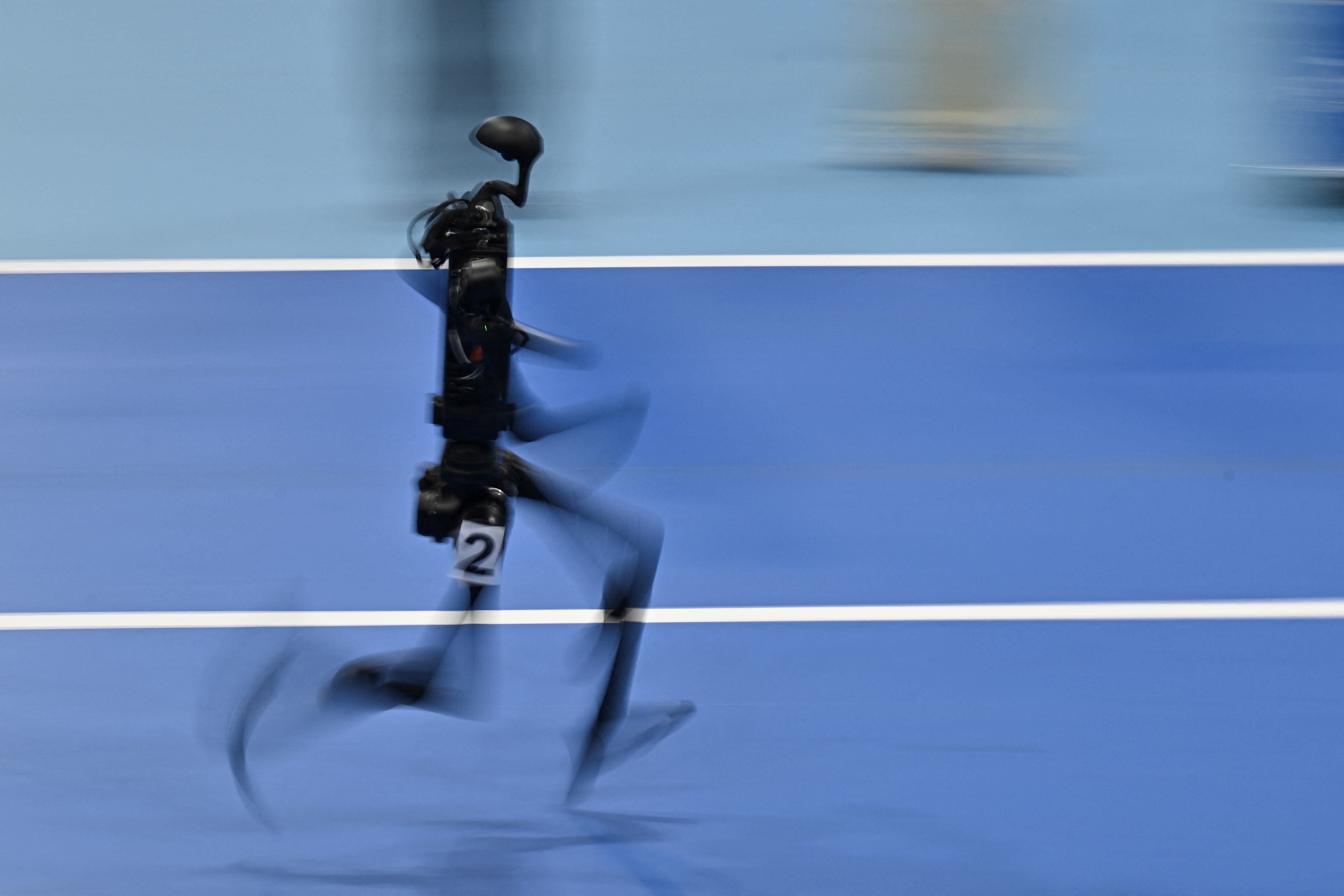 Un robot compite en la prueba de relevos 4 x 100 durante los Juegos Mundiales de Robots Humanoides en Pekín, el 17 de agosto de 2025. (Foto de Pedro PARDO / AFP)