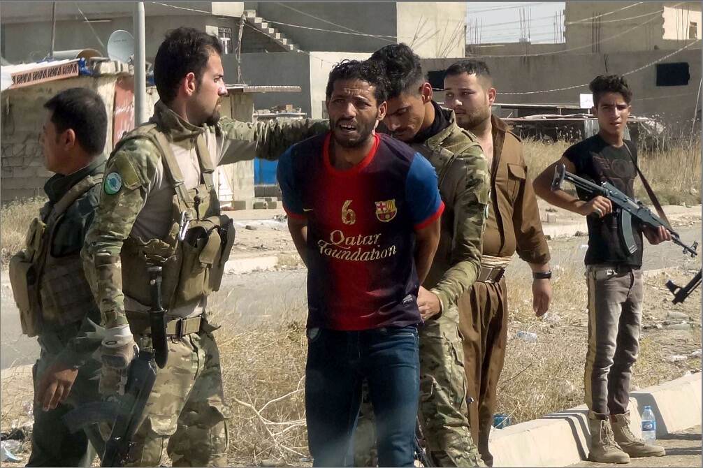 El sábado, fuerzas de seguridad iraquí detienen en Kirkuk a un sospechoso miembro del Estado Islámico.